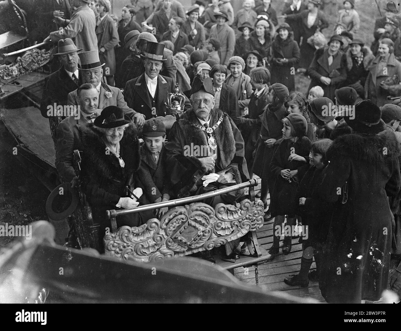 Il Sindaco fa le rotatorie . Apre la vecchia Fiera di maggio a Heston . In auto da Hounslow Council House in MR Bertram Mills Four in Hand , il sindaco di Heston e Isleworth , Alderman G R Speed , ha aperto la fiera agricola , una delle più antiche del paese , a Heston . Dopo la cerimonia il Sindaco e il suo partito hanno visitato la Fiera . Spettacoli fotografici , il Sindaco di Heston e Isleworth , Alderman G R Speed , e Mayoress e il suo partito , tra cui il signor Bertram Mills ( dietro ) sul ritorno . 1 maggio 1936 Foto Stock