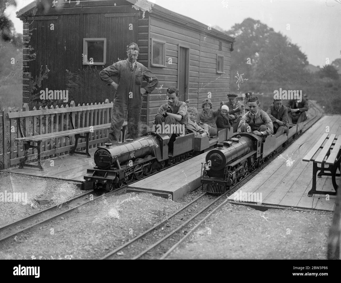 Sistema ferroviario di miniature realizzato in un giardino di Kenton . Hobby porta Fondi per Ospedali locali esprime speciali , e i freighters che girovagano attraverso talee , incroci , tunnel , su ponti e tirando in tempo termini - tutti i normali lavori di una grande ferrovia - sono realizzati nello spazio di un giardino An Kenton , Middlesex . Signor . J . R . Jeffress di Kenton Grange ha costruito una delle più ambiziose ferrovie in miniatura nei terreni della sua casa . Disegnò la sua propria disposizione e costruì i propri locomotori , nominando uno Giorgio il quinto . Costruito a 0 indicatore il sistema ha Foto Stock