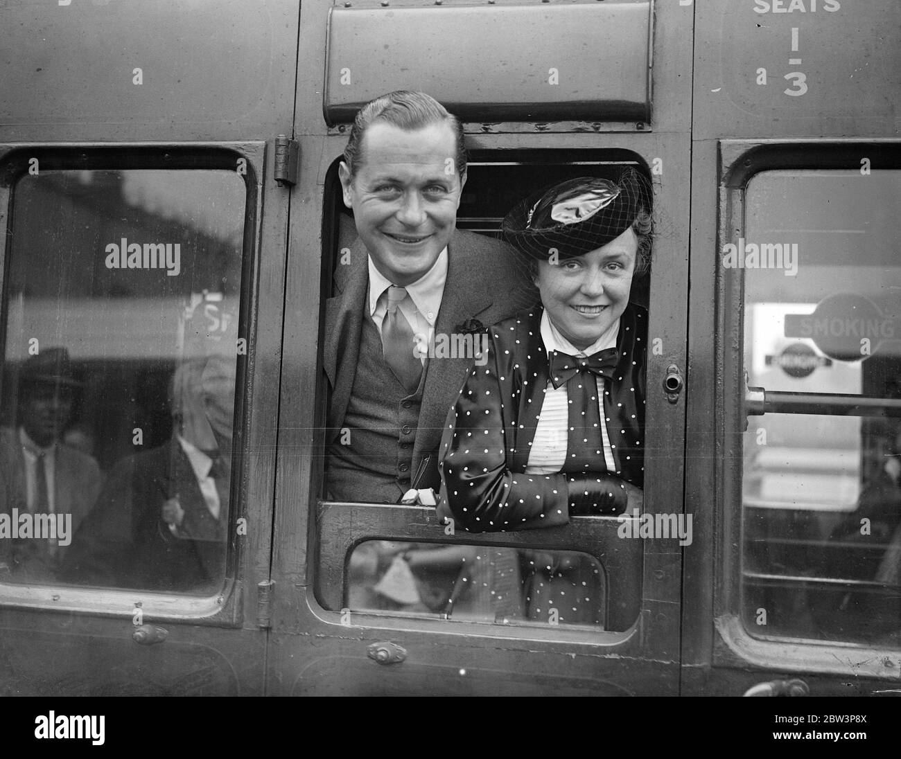 Robert Montgomery e Noba Howard partono per l'America . Foto spettacoli ,Rober Montgomery e sua moglie . 24 luglio 1935 Foto Stock