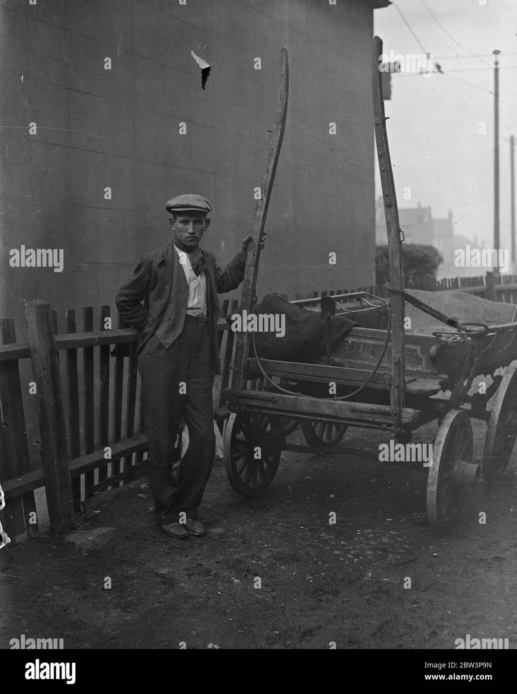 Il ragazzo dogato da sfortuna perde pony e il commercio va. John William Lucas accanto ai vuoti del suo inutile carro a Ilford , Essex . 26 settembre 1935 Foto Stock