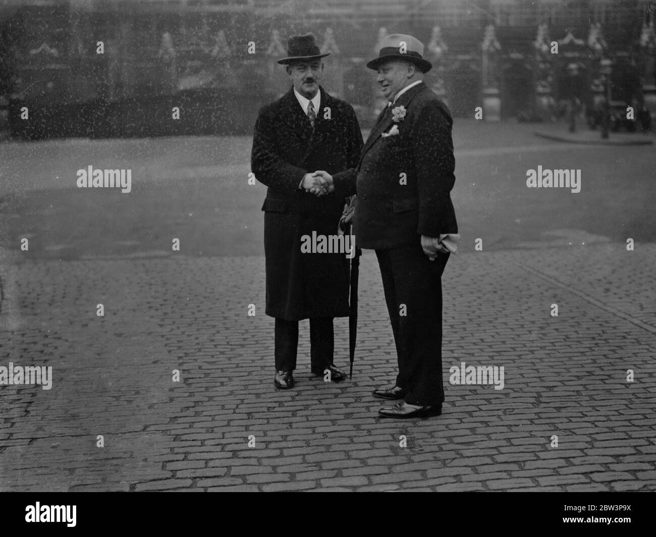 MP's arriva presto per l'ultima sessione del Parlamento. Il sig. W G Pearson, membro della Commissione, per Jarrow (a sinistra) e il sig. W S Liddel MP per Lincoln, presso la Camera dei Comuni. 22 ottobre 1935 Foto Stock