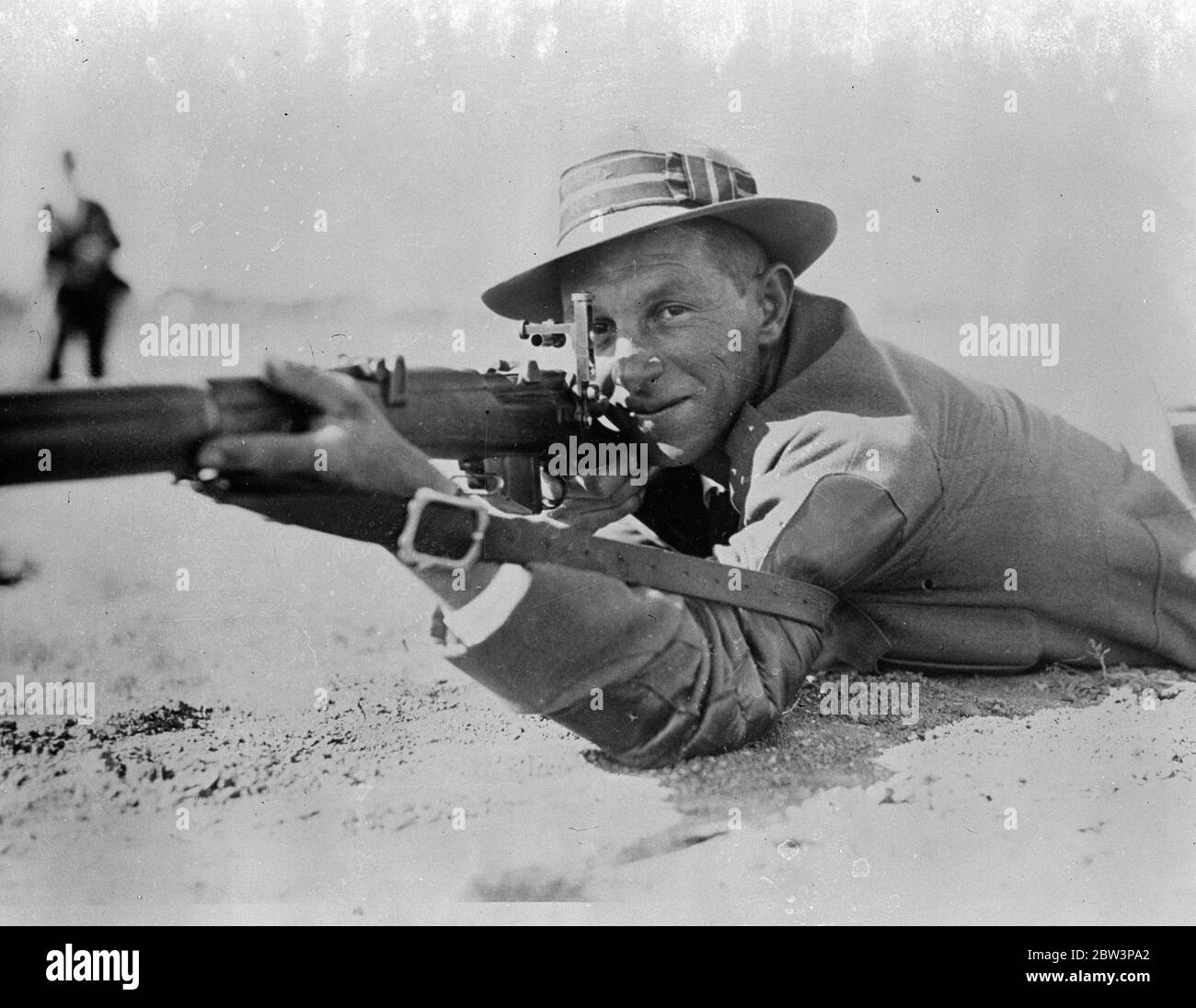 Vincitore del premio King per il tiro al fucile a Melbourne . PET Lee , il vincitore , sospirando il suo fucile . 17 marzo 1935 Foto Stock