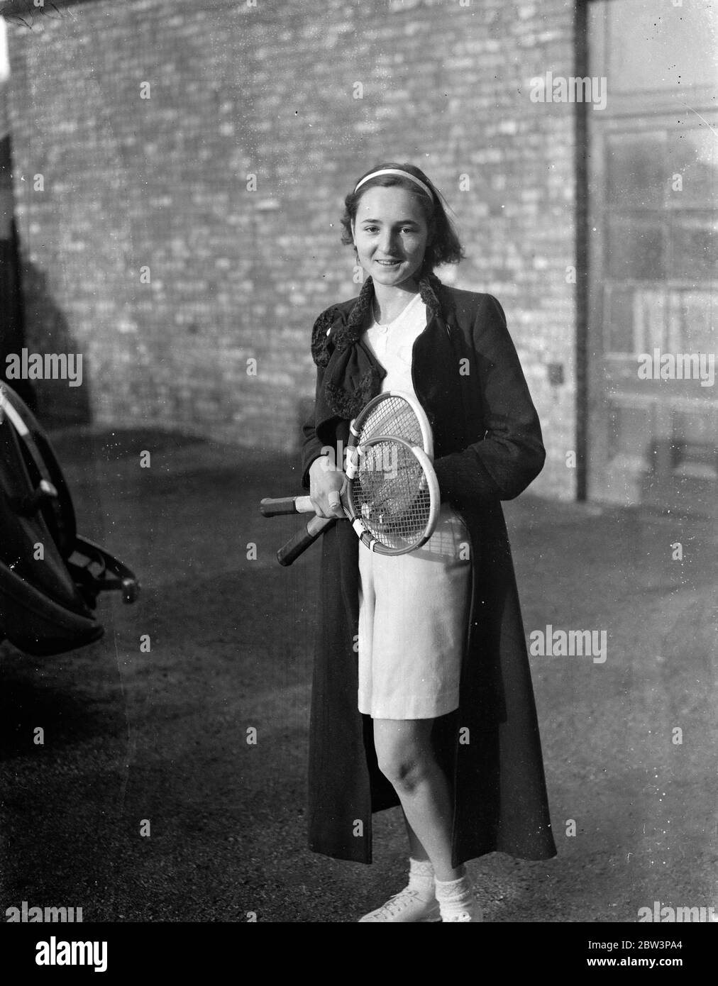 La principessa russa , nipote di Gordon Selfridge , gioca nei campionati di tennis Junior di Londra . La principessa Tatiana Wiasemsky di Russia , nipote di Gordon Selfridge , gioca nei campionati junior di tennis che si sono aperti al Covered Courts Club di Dulwich . Spettacoli fotografici , Principessa Tatiana Wiasemaky in arrivo dal torneo . 30 dicembre 1935 Foto Stock