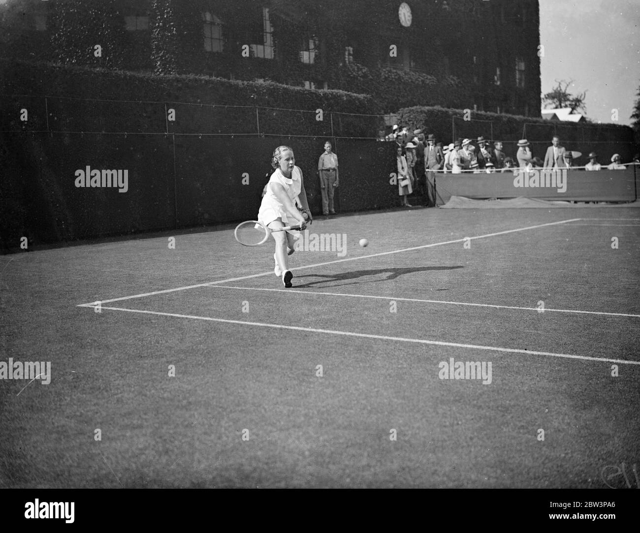Billie Yorke nei Campionati di Wimbledon . Spettacoli fotografici : Adeline Billie Yorke in gioco . Giu 1936 Foto Stock