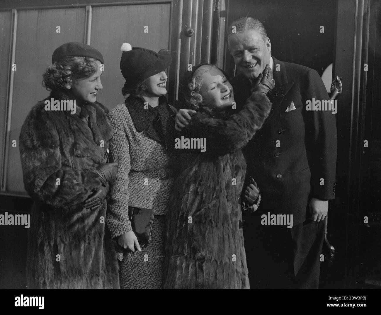 Clifford Whitley parte per l'America . Entusiasta inviare off di Les Girls . Clifford Whitley , il produttore teatrale , con Les Girls of the Dorchester a Waterloo . 23 ottobre 1935 Foto Stock