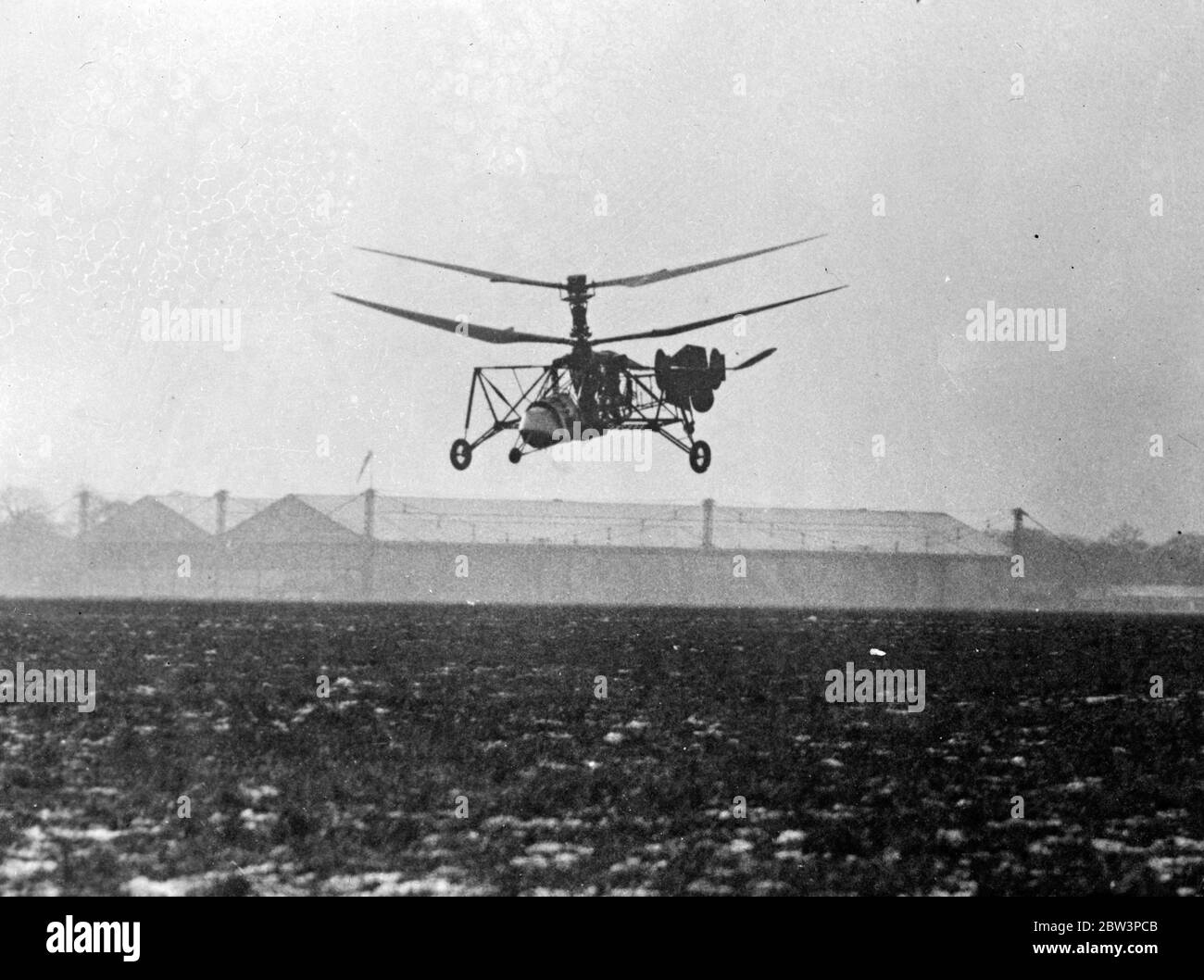 Il giroplano più strano . Nessuna elica anteriore e nessun parafango . Esame del nuovo giroplano a Villacoublay, Francia. 1935 Foto Stock