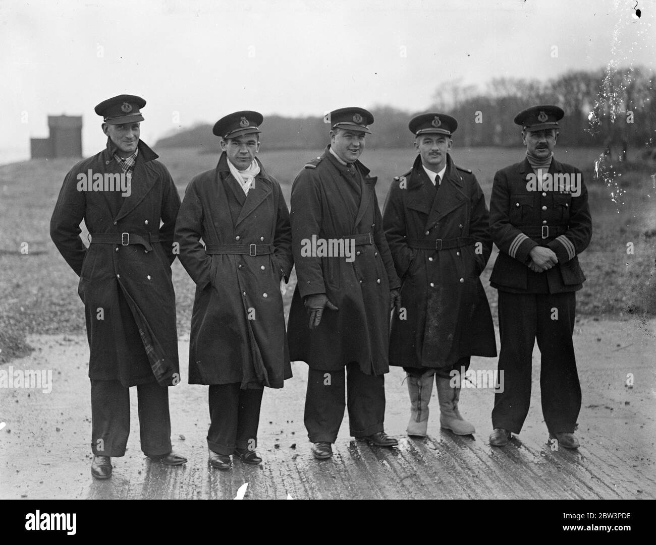 Equipaggio della Città di Swanage per sostituire il liner schiantato ad Alessandria . L'equipaggio della Imperial Airways Liner City of Swanage , che deve sostituire la città di Khartoum , in crash, sta lasciando Southampton per Alessandria per prendere il servizio . La città di Khartoum si schiantò nel mare al largo di Alessandria con la perdita di undici vite umane . Solo il pilota è stato salvato . Spettacoli fotografici , l'equipaggio della Città di Swanage a Southampton . L G Knight , S Burdon , A W Vincent , W G Stacy e R H G Horsey . 8 gennaio 1936 Foto Stock