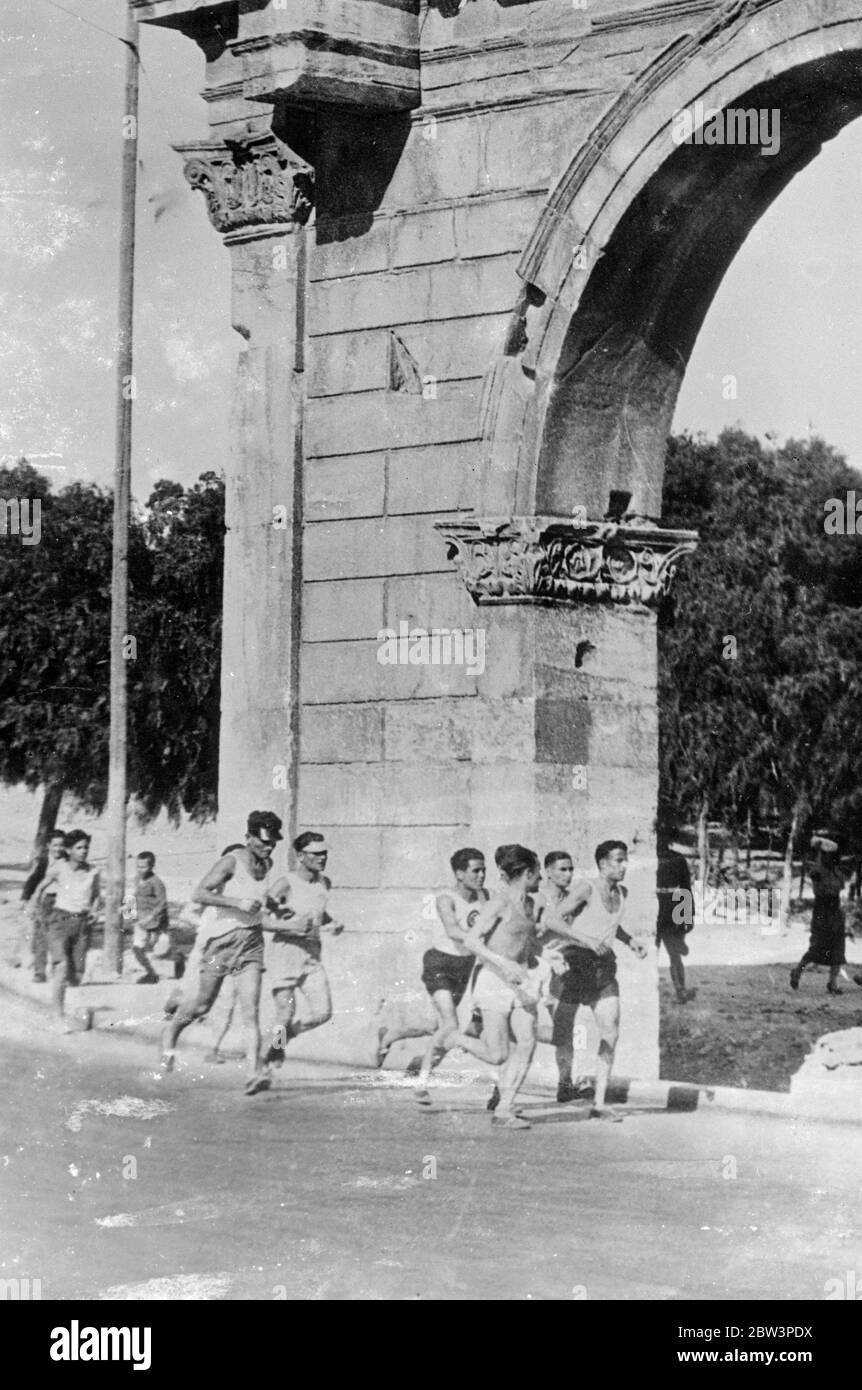 Gli atleti greci si preparano a ravvivare le glorie antiche ai Giochi Olimpici . Allenamento per maratona . Gli atleti greci , sperando di emulare le prodezze atletiche degli antichi , si stanno allenando duramente per i Giochi Olimpici di Berlino presto . Secondo la tradizione , aspirano agli onori della maratona . Spettacoli fotografici , atleti greci che passano dalla porta di Adrian ad Atene mentre si allenano per la maratona olimpica . 17 giugno 1936 Foto Stock