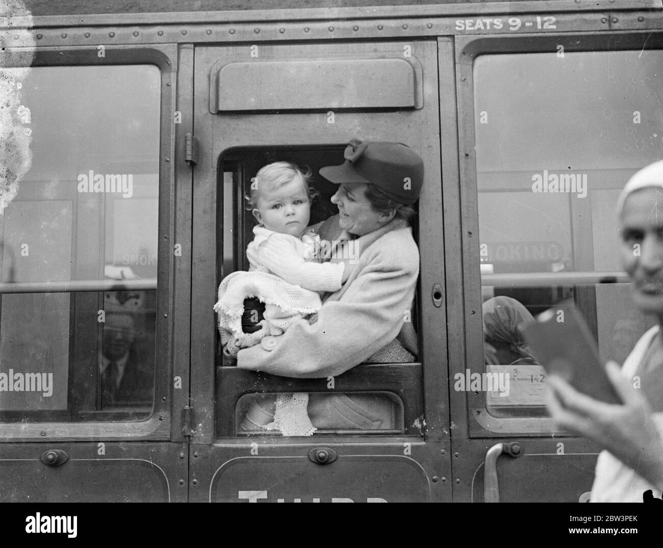 Il piu' giovane passeggero della Regina Mary' RMS parte da Londra con il treno a bordo, bambino di 13 mesi. Il passeggero più giovane della regina Mary RMS nel suo viaggio inaugurale lasciò la stazione di Waterloo per imbarcarsi a Southampton . E Peter W Sommerscale, figlio di 13 mesi del sig. J B Sommerscale, funzionario del governo britannico. Il bambino ha viaggiato da Baghdad e ora va a New York . Foto , il piccolo Peter Sommerscale con la madre, la signora J B Sommerscale nella loro vetrina a Winterloo . 27 maggio 1936 Foto Stock