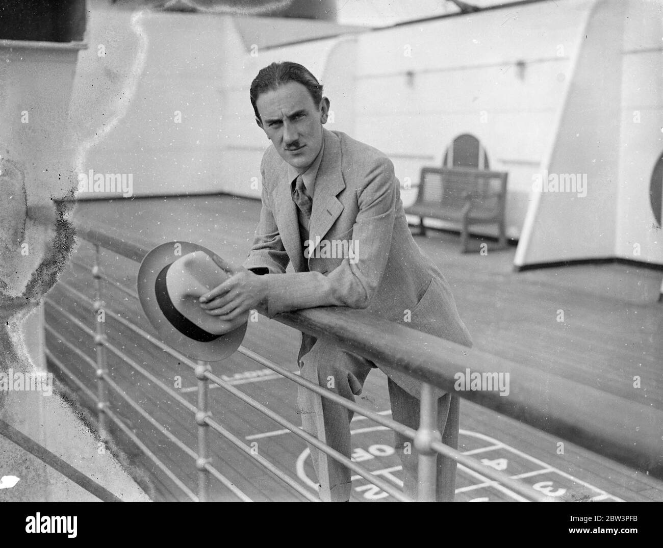 Connery Chappell parte per l'America a bordo della Queen Mary Connery Chappell, critico cinematografico del Sunday Dispatch a bordo della Queen Mary, mentre lasciò Southampton nel suo secondo viaggio negli Stati Uniti, il 17 giugno 1936 Foto Stock