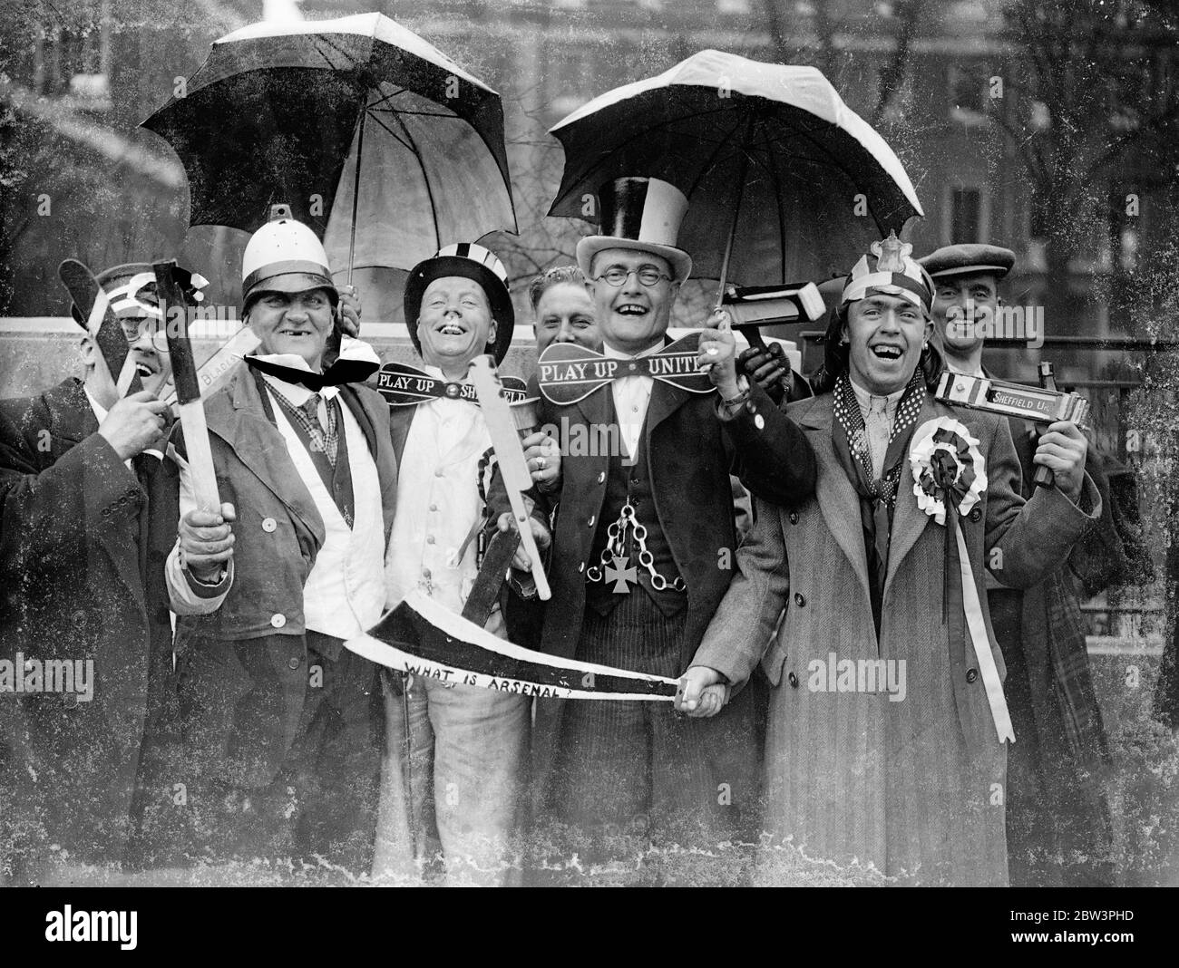 I sostenitori della Sheffield Cup Tie vanno gay a Londra . Londra ha ricevuto un tocco di 'nord' dalle migliaia di tifosi della Sheffield United Cup Final che sono arrivati per la grande partita di oggi . Spettacoli fotografici , Happy Cup tifosi finali da Sheffield in Euston Road . 25 aprile 1936 Foto Stock