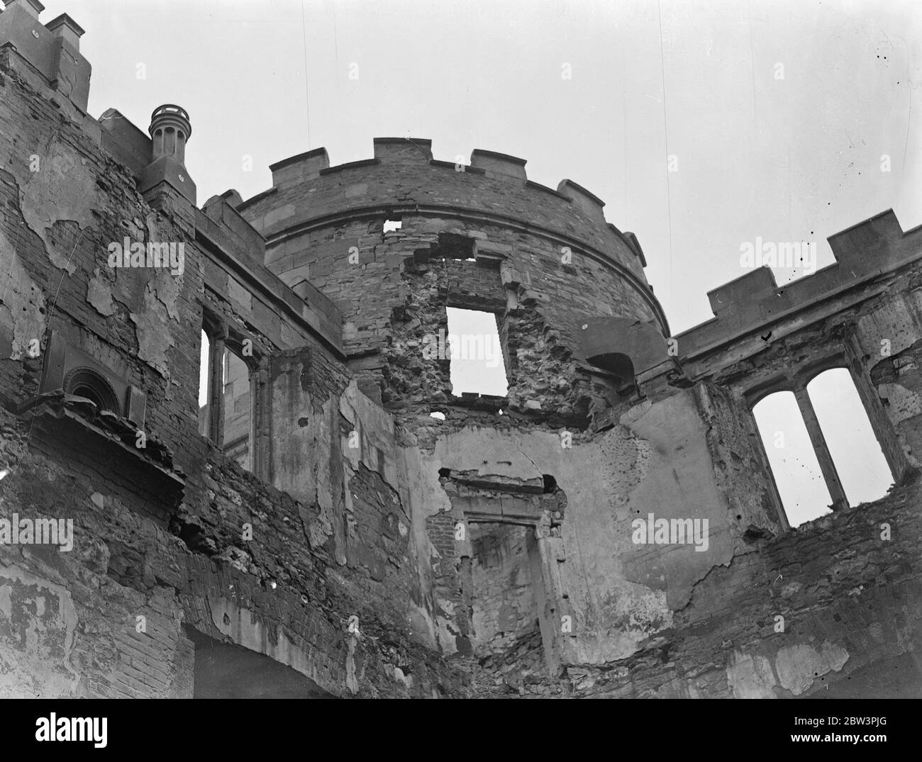 Lulworth, la Bastiglia inglese. Castello che ridusse il monarca francese esiliato a lacrime . Portando così grande somiglianza ai castelli della sua amata Francia che il re esiliato Carlo X scoppiò in lacrime a vista di esso , il castello di Lulworth , a Wareham , Dorset , è la Bastiglia inglese . L'apparso della famosa prigione , la cui tempesta nel 1789 iniziò la Rivoluzione Francese , è noto attraverso innumerevoli stampe ed è attraverso queste che si vede la somiglianza dei due edifici storici . il nome di Re Carlo X , Che fu esiliato dalla Rivoluzione del 1830 , fu inadehiy Foto Stock