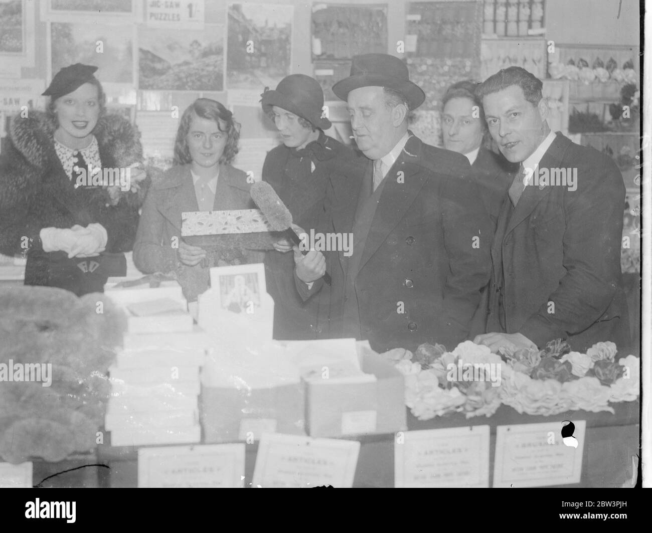 Sydney Howard e Adele Dikon alla mostra War Disabled ex Servicemen . Sydney Howard e Adele Dixon , che sono apparsi in 'Anything Goes' , hanno visitato la mostra degli Exservicemen disabili di guerra presso l' Imperial Institute Kensingtoon . Spettacoli fotografici , Sydney Howard e Adele Dixon che esaminano le spazzole di Natale . 16 novembre 1935 Foto Stock