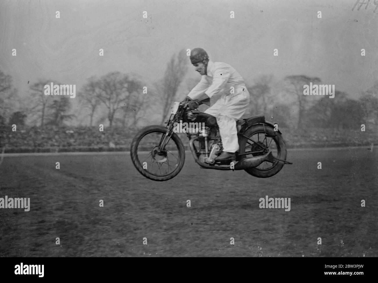 Un rodeo in bici per le festività è stato tenuto sul campo da calcio del Crystal Palace . Spettacoli fotografici , Billy Woods . 13 aprile 1936 Foto Stock