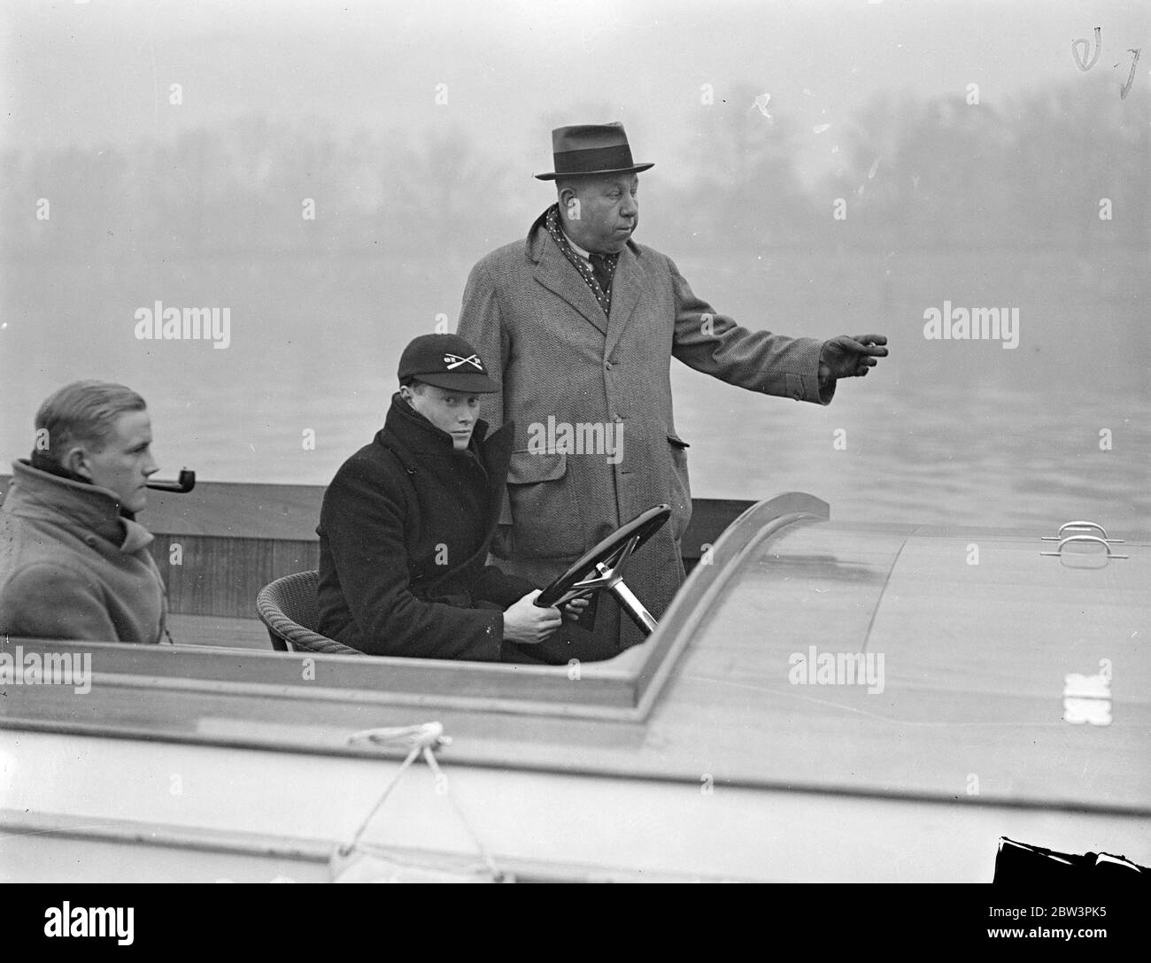 Bossy Phelps prende il cox Oxford nel corso . Bossy Phelps prende il cox Oxford , M A Birke , sopra il corso di gara in barca . 18 marzo 1935 Foto Stock