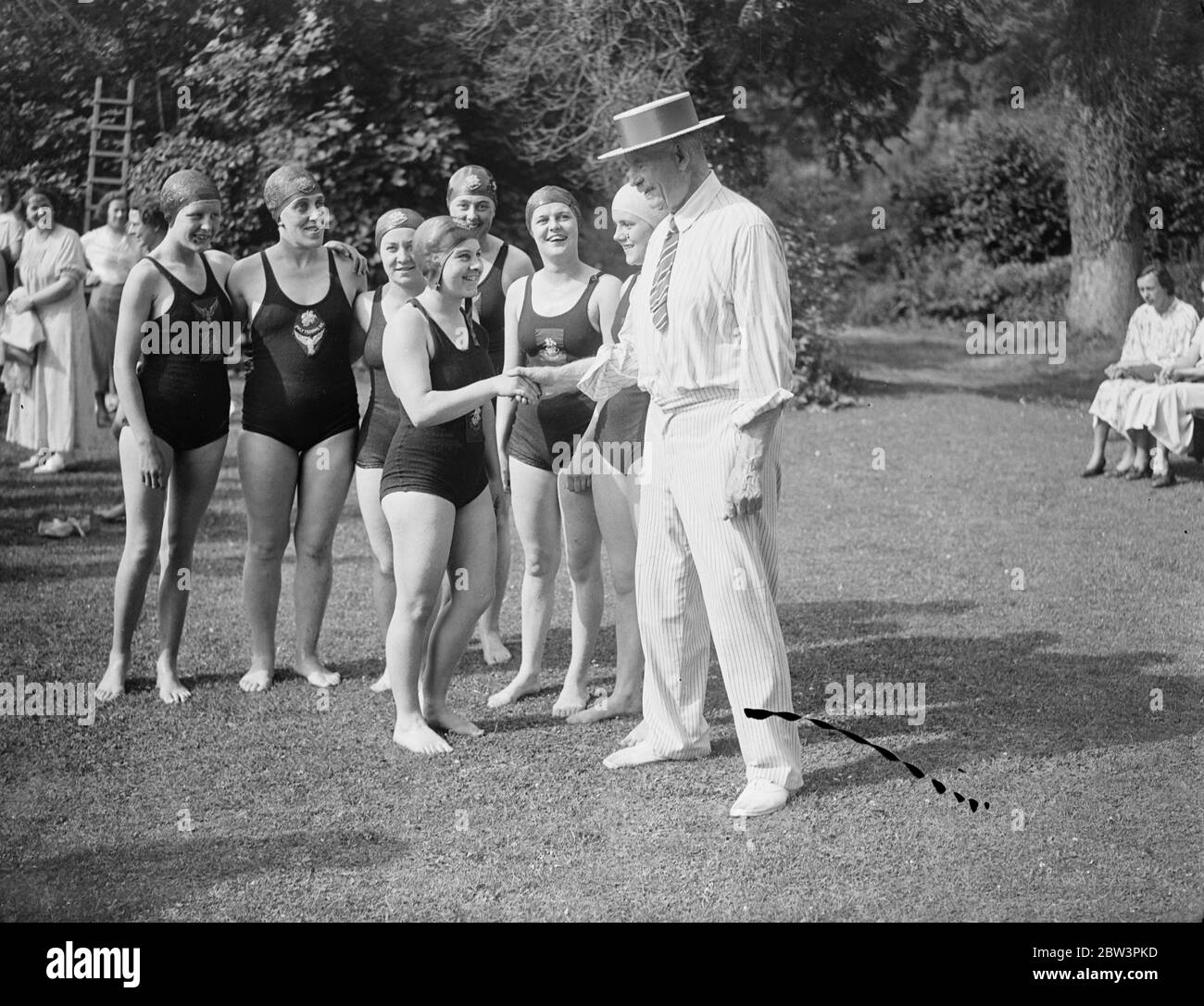 Lord Desborough si congratula con il vincitore della gara di nuoto del fiume Politecnico . Lord Desborough , presidente della Conservanza Tamigi di 81 anni , si congratula con la signorina Margaret Lewis , vincitrice della gara . 20 giugno 1936 Foto Stock