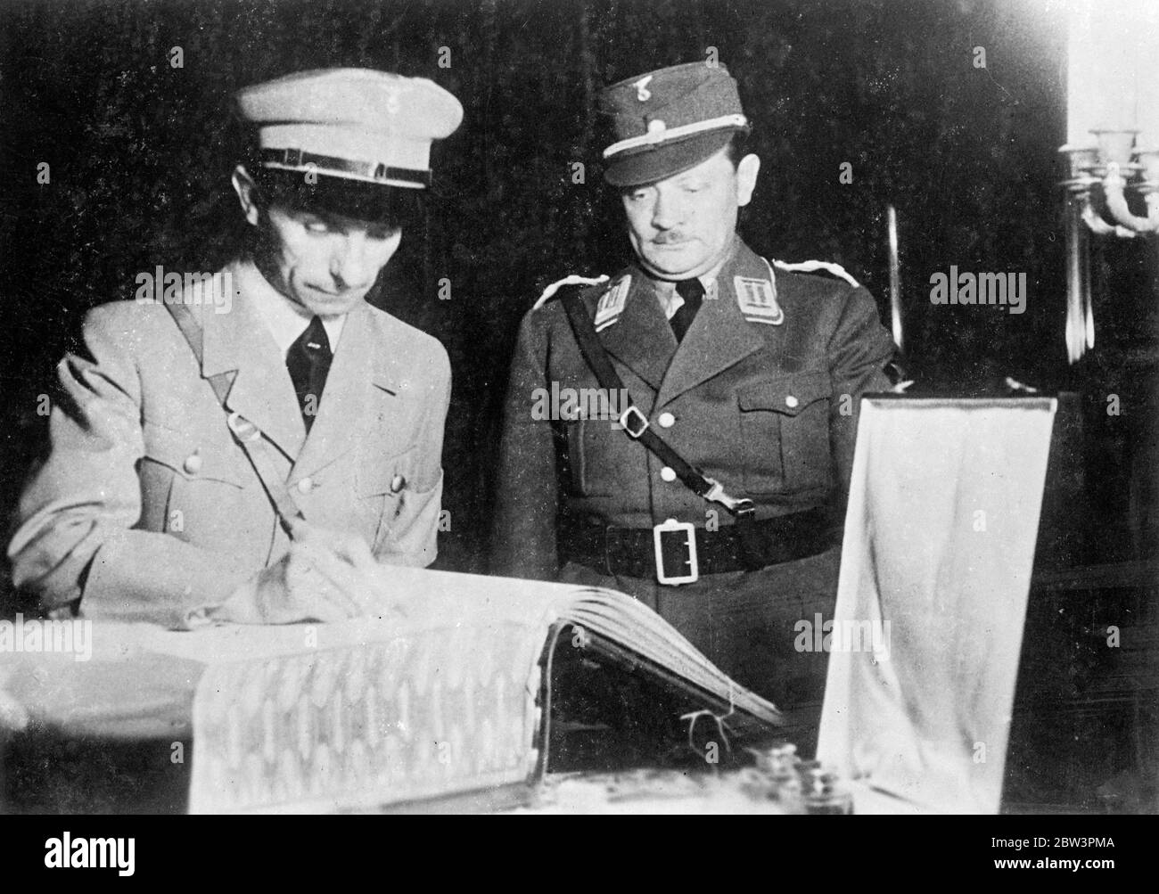 Il Dr. Goebbels, Ministro tedesco di Propaganda, firma il registro di Konigsberg. Foto Stock