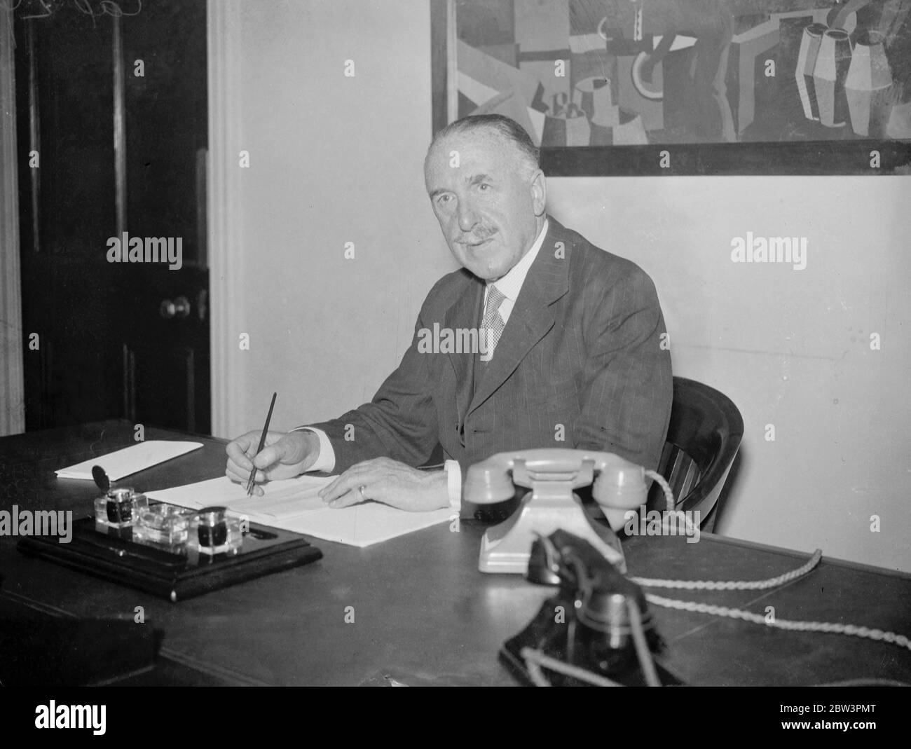 Il nuovo funzionario per le pubbliche relazioni della posta inizia a lavorare . Il tenente colonnello Ernest Tristorm Crutchley al lavoro presso la sua scrivania presso l'Ufficio centrale del telegrafo dopo aver assunto la sua nomina. 23 ottobre 1935 Foto Stock