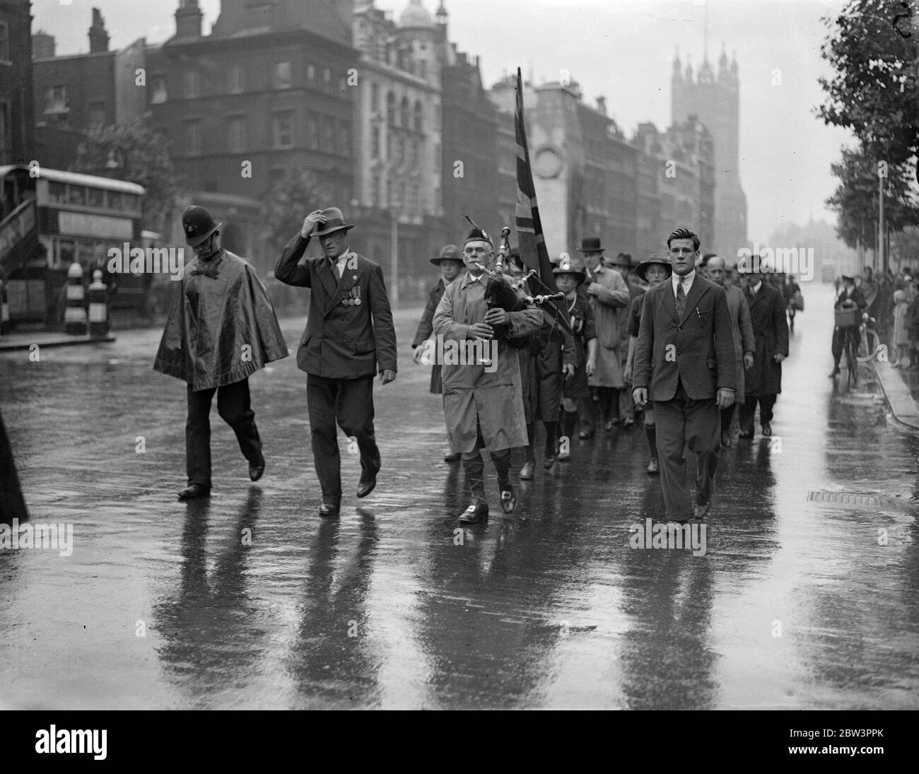 Piper Laidlaw conduce la processione a Cenotafh in commemorazione della Battaglia dei tronchi . 22 settembre 1935 Foto Stock