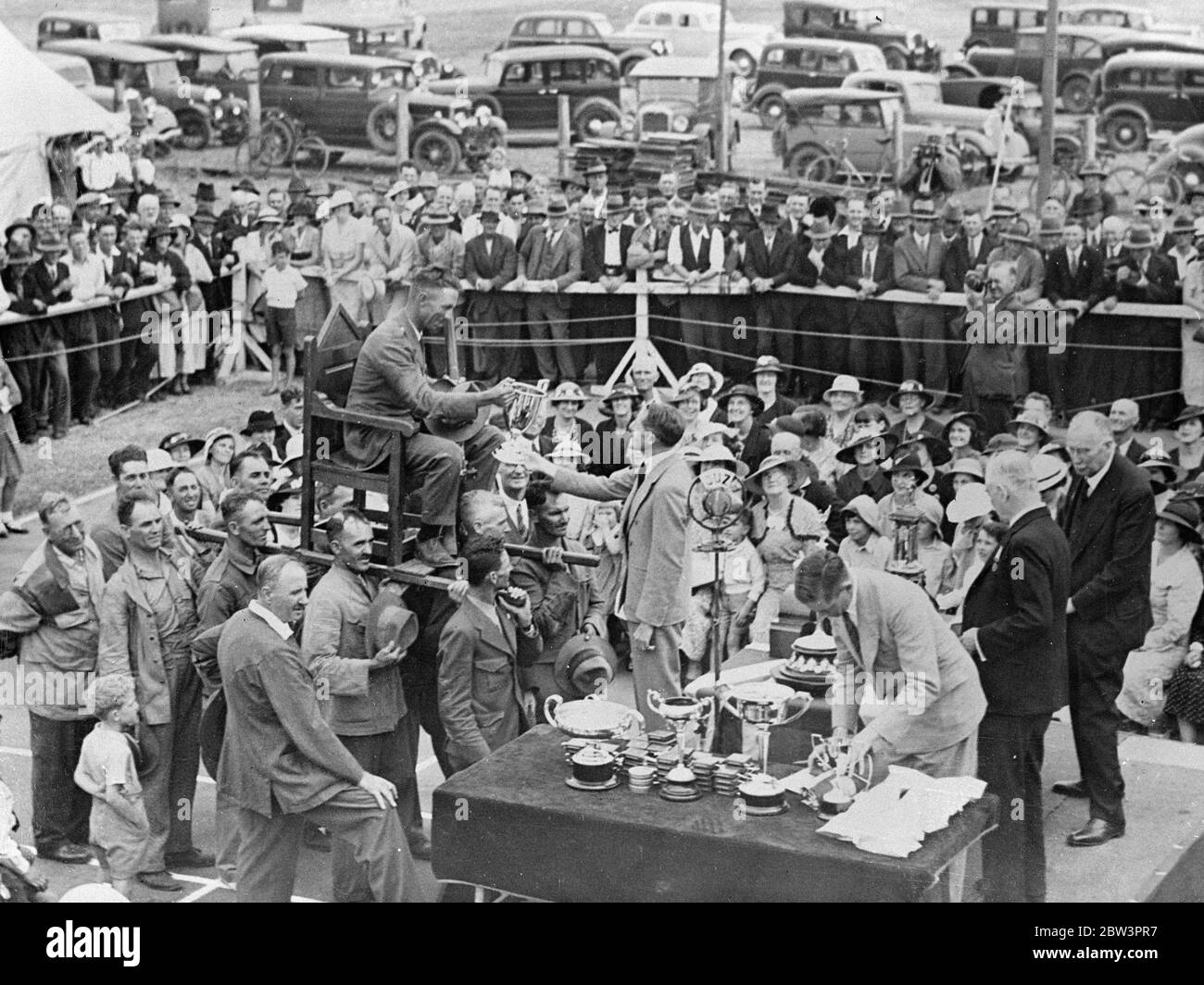 Vincitore del premio King's per il tiro con il fucile riceve il premio da Lord Huntingfield a Melbourne . I rifugi del PET che ricevono il premio del re dal governatore di Victoria , Lord Huntingfield . 17 marzo 1935 Foto Stock