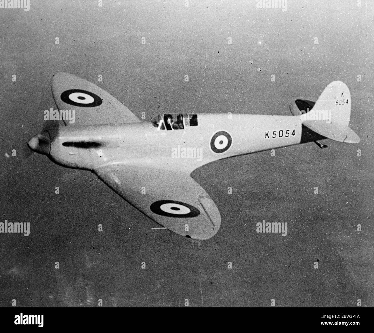 L' aereo militare più veloce del mondo ha dimostrato a Southampton . Nuove macchine per la Royal Air Force . Gli aerei militari piu' veloci del mondo, lo 'Spitfire 1' , un monoplano ad ala bassa interamente in metallo e il Vickers' Wellesley' , un bombardiere a lunga distanza e un aereo generico, sono stati dimostrati presso l' Aerodromo Eastleigh di Southampton. Costruite per la Royal Air Force dalla Supermarine Aviation Works ( Vickers ) Limited , entrambe le macchine sono dotate di carri retrattili . Spitfire 1 , combattente giorno e notte , è dotato di alette ad alette . Entrambe le macchine devono essere visualizzate per la prima Foto Stock