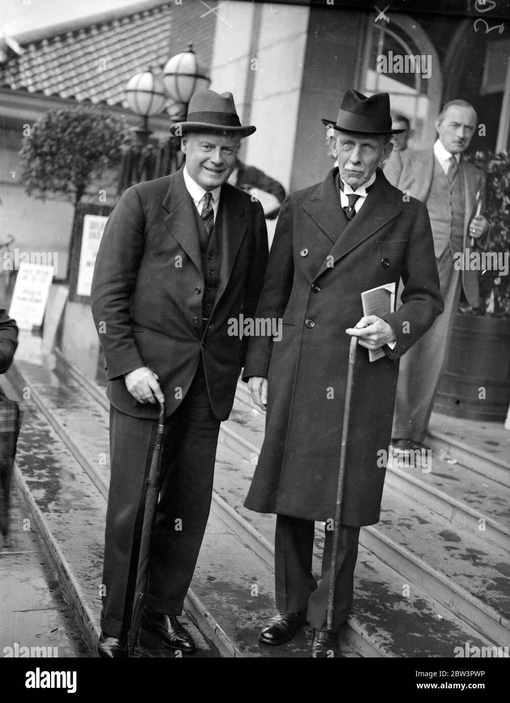 Lord Salisbury (a destra) e Sir Harry Pagecroft a Bournemouth . 4 ottobre 1935 Foto Stock