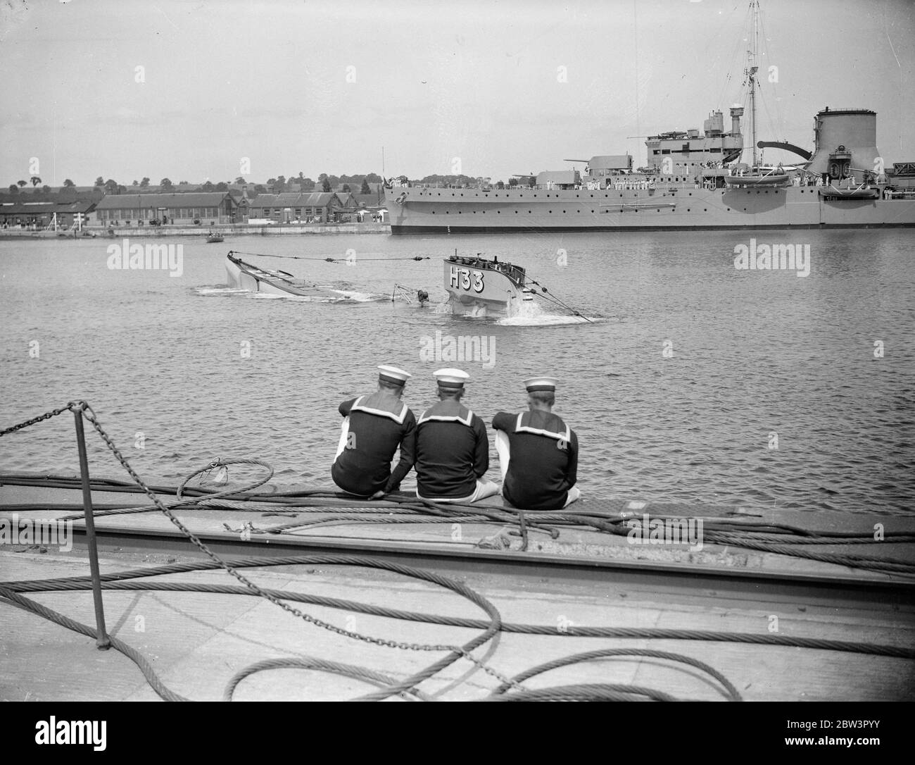 HMS H33 un sottomarino inglese di classe H soffia appena che si sta covando la superficie dopo aver soffiato i suoi carri armati di zavorra a Chatham durante la settimana della Marina . 1 agosto 1935 Foto Stock