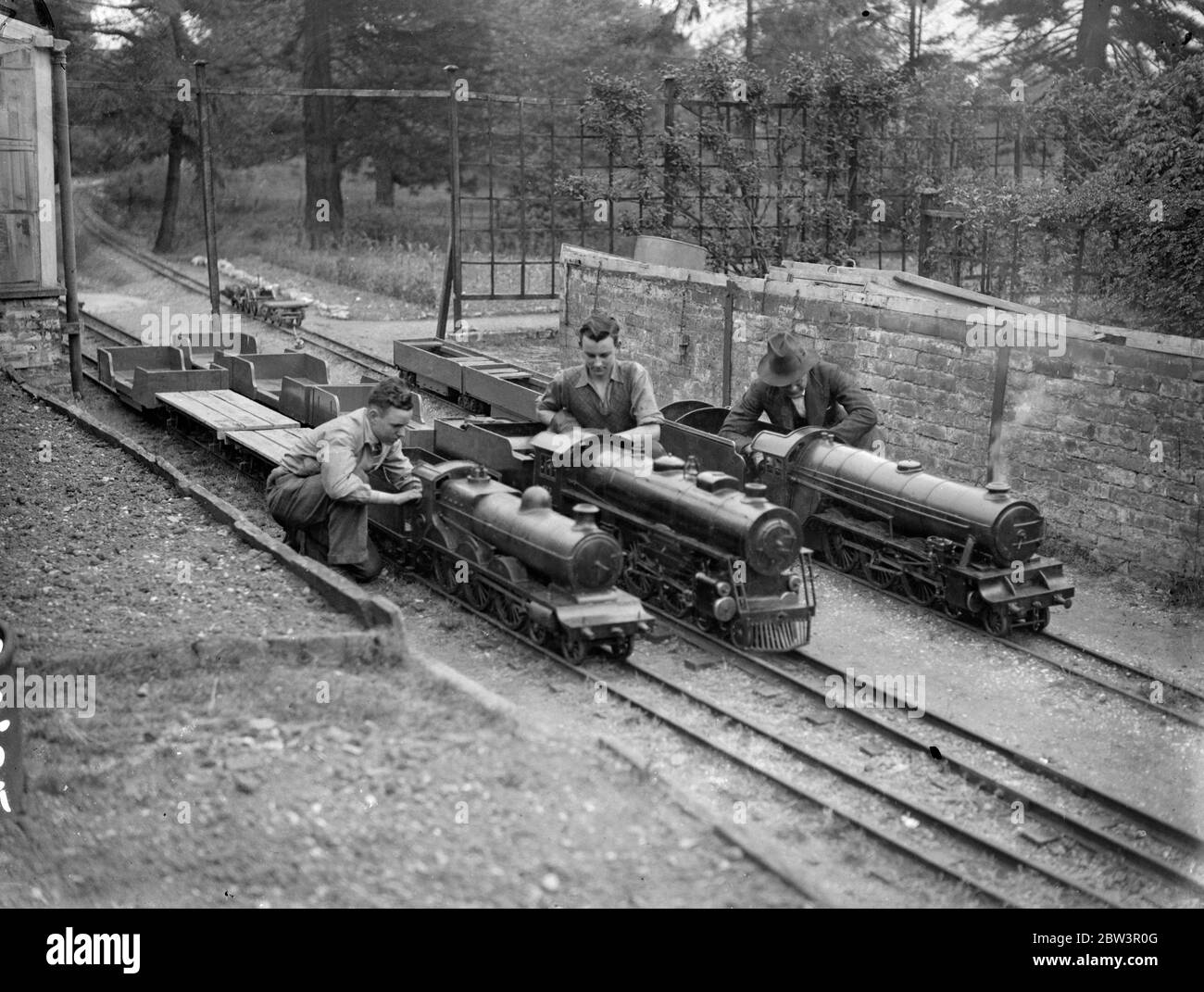 Sistema ferroviario di miniature realizzato in un giardino di Kenton . Hobby porta Fondi per Ospedali locali esprime speciali , e i freighters che girovagano attraverso talee , incroci , tunnel , su ponti e tirando in tempo termini - tutti i normali lavori di una grande ferrovia - sono realizzati nello spazio di un giardino An Kenton , Middlesex . Signor . J . R . Jeffress di Kenton Grange ha costruito una delle più ambiziose ferrovie in miniatura nei terreni della sua casa . Disegnò la sua propria disposizione e costruì i propri locomotori , nominando uno Giorgio il quinto . Costruito a 0 indicatore il sistema ha Foto Stock