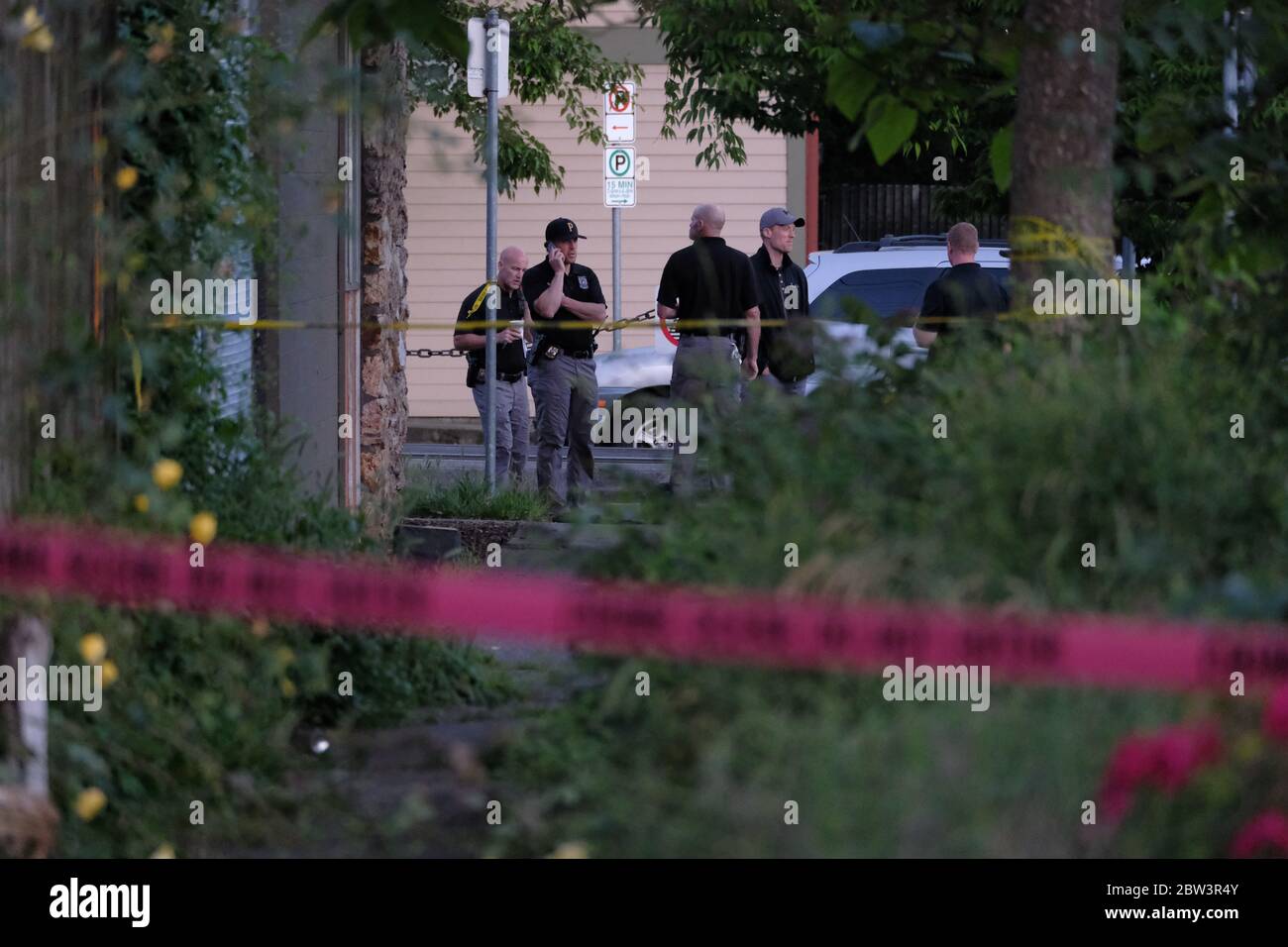 Portland, Stati Uniti. 29 maggio 2020. Gli agenti di polizia effettuano un'indagine sulla morte all'angolo tra North Interstate Avenue e Saratoga Street a Portland, Ore., il 29 maggio 2020. (Foto di Alex Milan Tracy/Sipa USA) Credit: Sipa USA/Alamy Live News Foto Stock