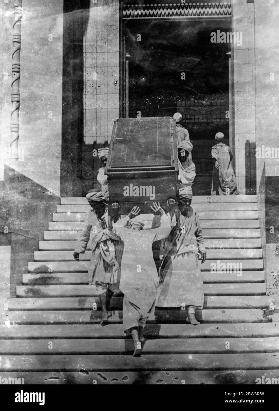 I faraoni dell'Antico Egitto fanno posto a Eroe moderno segretamente , nella mattina presto , circa una dozzina di mummie dei faraoni dell'Antico Egitto sono state rimosse dal Museo Haghloud al Cairo per fare spazio al corpo di Saad Zaghlul Pasha , Eroe nazionale egiziano e fondatore del WAFD , il partito nazionalista . Le mummie sono state rimosse in camion di trasporto dell'esercito egiziano al Museo del Cairo. Foto spettacoli : la rimozione delle mummie . 22 maggio 1936 Foto Stock