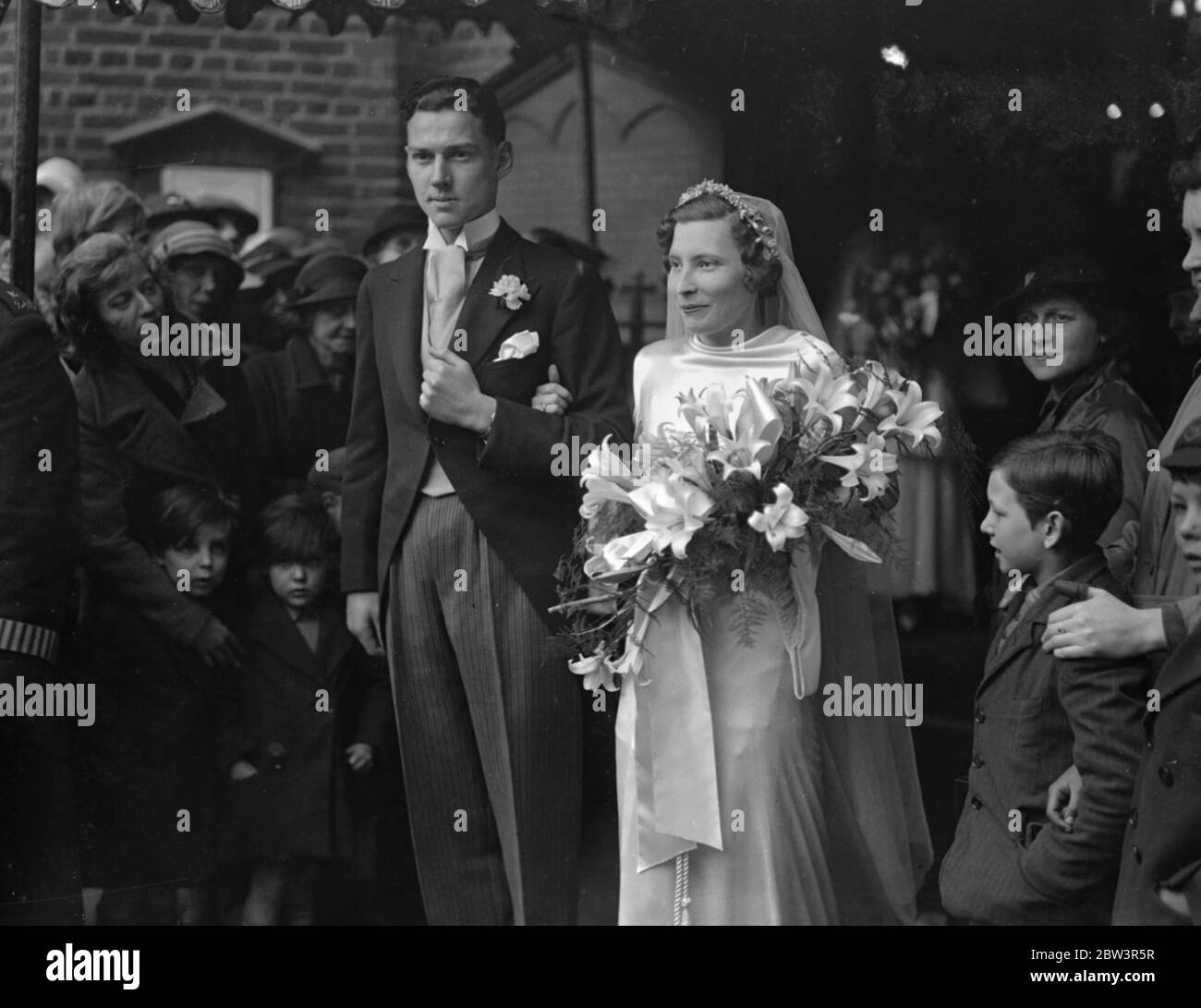 Ragazza della società come sposa del poliziotto . Sposa cadetto di polizia a Chelsea . Sig.ra Honor Felicity strong , figlia di 19 anni del compianto Rev. Rupert strong e della sig.ra strong e suora del principe George Imeretinsky , era sposata con il sig. William Searle Parker, Che è stato per più di un anno un confestabile in uniforme alla stazione di Tottenham Court Road ed è ora un cadetto casuale dell'università di polizia, alla chiesa vecchia di Chelsea. Il signor Parker , che ha 24 anni ed è stato educato al Clifton College , ha lavorato come uomo di abbigliamento semplice con il CID a Scotland Yard . Si aspetta di terminare i suoi studi presso l'Accademia di polizia vicino Foto Stock