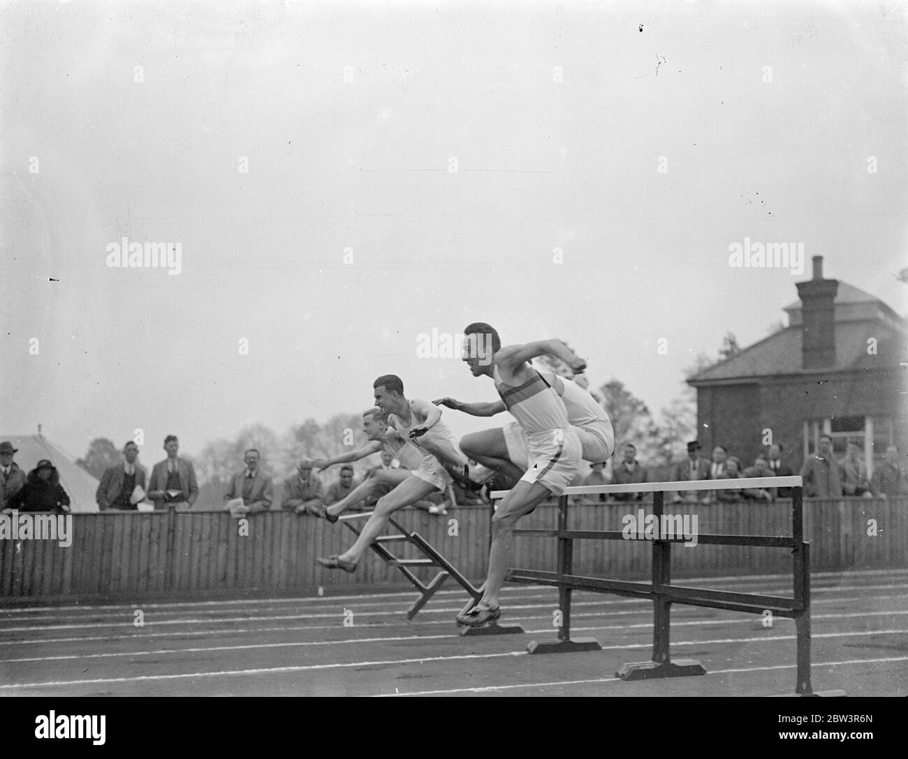Gara di ostacoli alla London University Sports il campionato annuale di atletica dell'Università di Londra si è svolto presso la University Ground , Motspur Park , Surrey . Spettacoli fotografici : prendere il primo volo in 120 yarde di ostacoli . L'evento è stato vinto da R . Collins ( King' s ) in 16 3 / 5 secondi con F . Garrard (Middlesex) secondo. 9 maggio 1936 Foto Stock