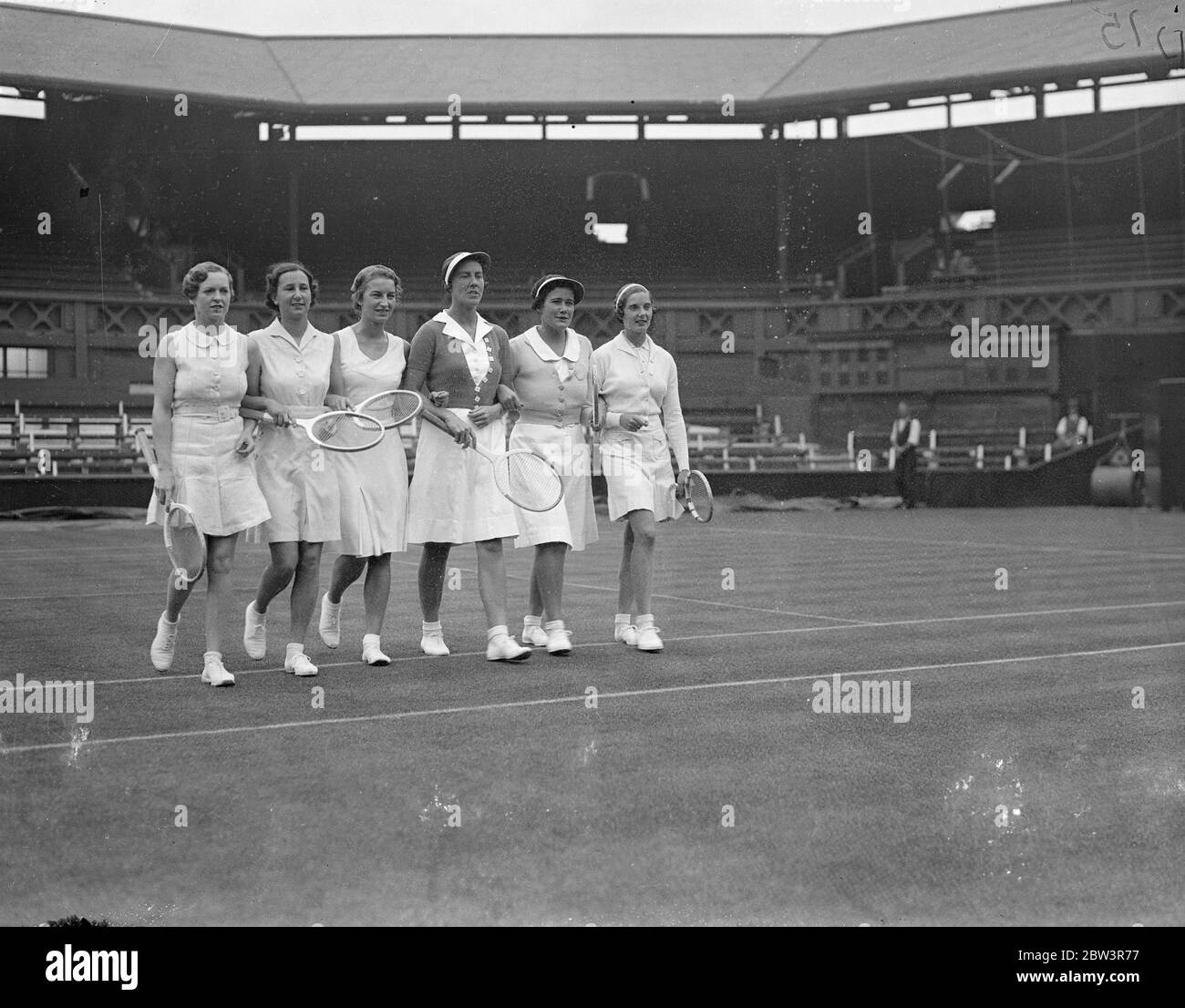 Il team della British Wighman Cup si sintonizza a Wimbledon per l'apertura del concorso domani . I membri delle squadre di tennis della Wightman Cup inglese ed americano hanno messo i ritocchi finali a Wimbledon per la loro preparazione al concorso che si apre domani a Wimbledon ( venerdì ) . Foto spettacoli ( l a r ) : Freda James ; Dorothy Round ; Mary Hardwick ; e . Dearman ; Nancy Lyle e Kay Stammers . 11 Jun 1936 Foto Stock