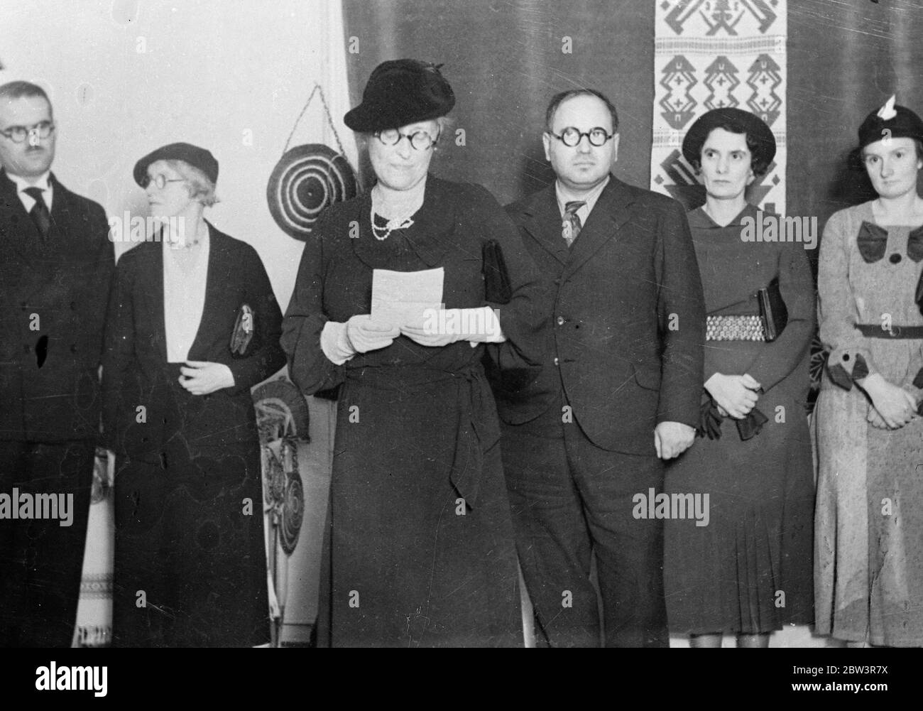 La moglie del ministro britannico apre la vendita di beneficenza a Belgrado . La sig.ra Ronald Campbell, moglie del ministro britannico, ha aperto presso la nuova casa anglo americana di Belgrado una vendita in aiuto dell' ospedale della sig.ra Msefail per bambini turbercolari di Sremsks Kamenitze , Jugoslavia . Foto spettacoli , la signora Ronald Campbell apre la vendita . 1935 Foto Stock