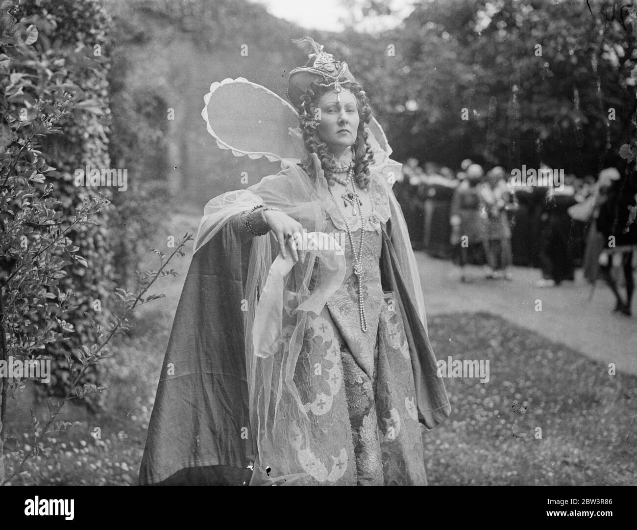 Good Queen Bess affronta la fotocamera a Hatfield Pageant scene che hanno avuto luogo a Hatfield , Hertfordshire , da quando i giorni della Regina Elisabetta sono stati re - promulgati in Hatfield Park quando i ballerini del folk Hartfordshire prodotto un agente intitolato sette secoli di Danza . I terreni di Hatfield House , che fu la casa della Regina Elisabetta durante la sua infanzia e il suo pensionamento , furono prestati dai marchesi e dalla Marchesa di Salisbury . All'edizione del concorso hanno partecipato tra i cinquecento e i seicento ballerini . Spettacoli fotografici : Miss Elizabeth Wood come Regina Elisabetta fotografata da un altro esecutore . 4 Foto Stock