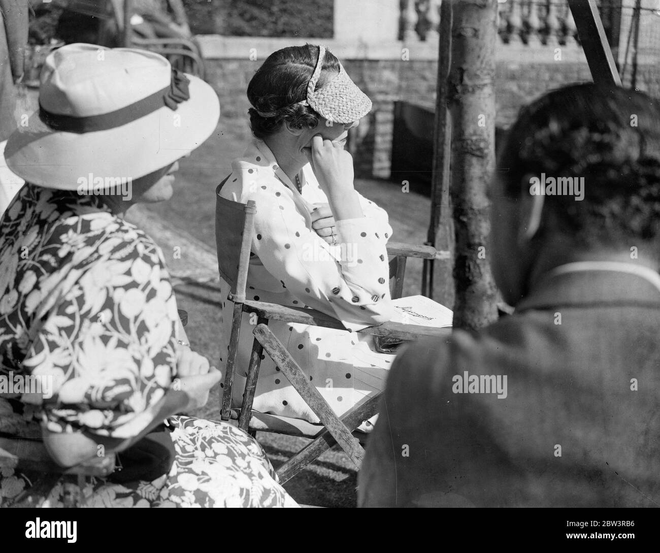 Duchessa di Westminster , moda novella al party di tennis dell' Highgate . La Duchessa di York ha partecipato alla festa di tennis di Sir Arthur e Lady Crosfield nella loro casa di Highgate . Fred Perry H W Austin , la signora Helen Wills Moody e molti altri famosi tennisti erano presenti. 8 luglio 1935 Foto Stock