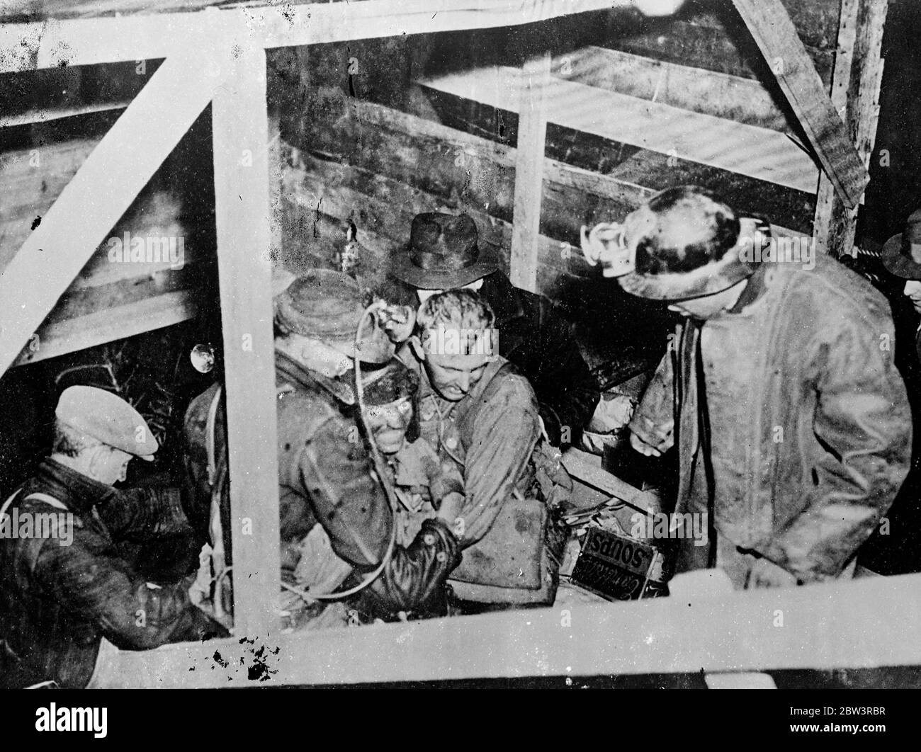 Uomini di Entomed dopo dieci giorni sono stati salvati nella miniera abbandonata . Queste sono le prime immagini originali per raggiungere Londra del salvataggio dei due uomini Dr D e Robertson , fisico di Toronto di 62 anni , e Charles Alfred Scodding , che sono stati intrappolati per dieci giorni in una miniera d'oro abbandonata a Moone River , Nuova Scozia . Gli equipaggi volontari lavoravano notte e giorno per abbattere la barriera rocciosa che tagliava gli uomini intrappolati , che erano tenuti in vita solo dal cibo versato su un trapano guidato attraverso la roccia e dall'acqua di inondazione che minacciava la loro vita . Quando raggiunse gli uomini erano stesi su una sporgenza a pochi centimetri sopra t Foto Stock