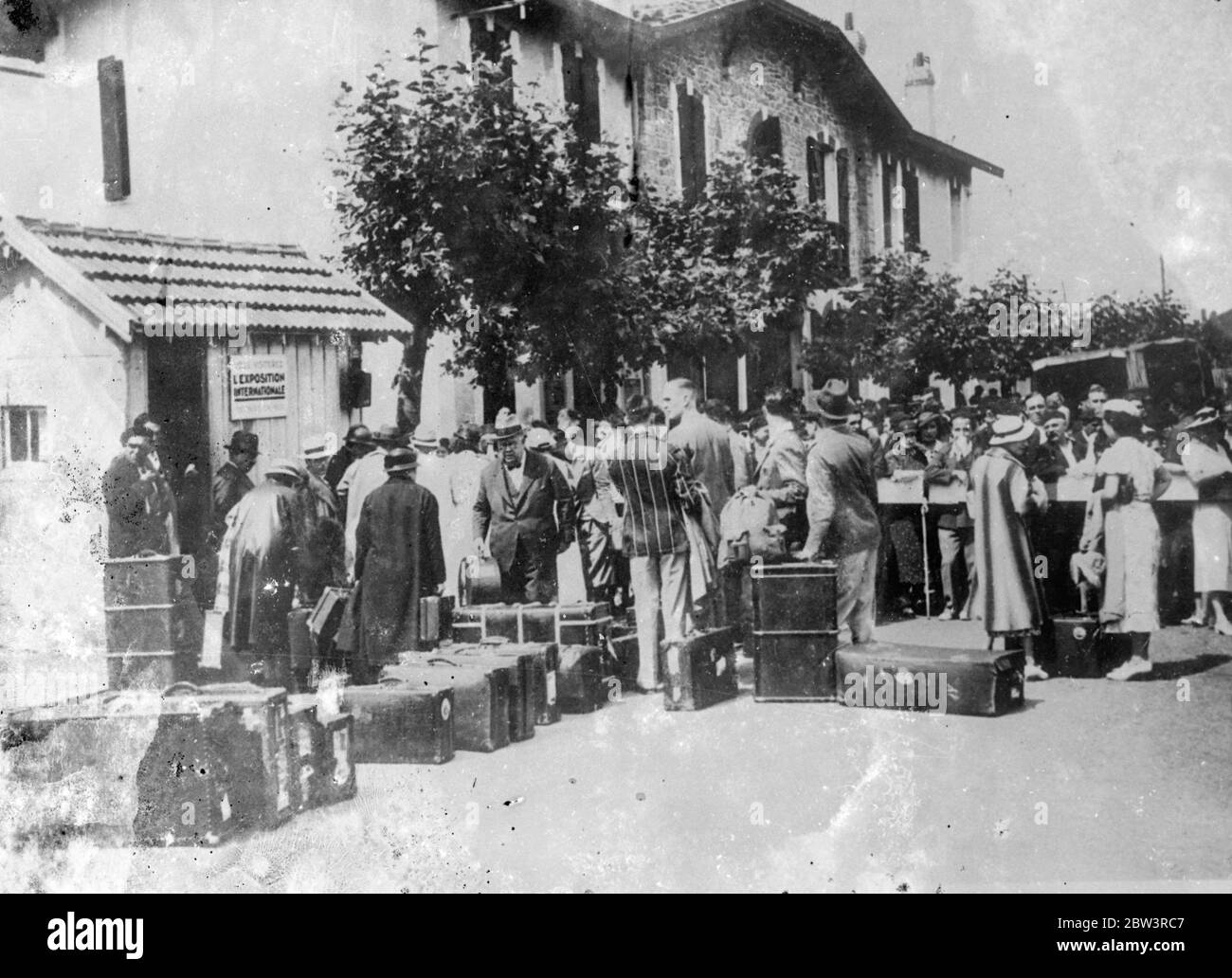 Foto in volo dalla frontiera spagnola. I rifugiati defluono fuori la guerra civile spagnola mentre infuria. Queste immagini, che volano dalla Spagna di Frontera con la guerra civile ancora infuria, il primo a raggiungere Londra dal confine. Centinaia di rifugiati britannici e stranieri si sono incrociati in Francia per sfuggire allo spargimento di sangue e al pericolo. Foto, rifugiati britannici e stranieri che sono scappati oltre la frontiera a Hebdaysdmalk . 22 luglio 1936 Foto Stock