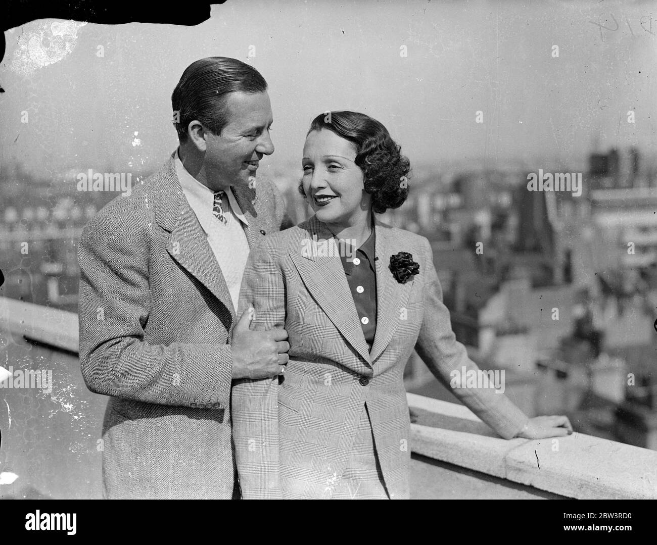 Bebe Daniels e il marito dell'attore cinematografico a Londra per fare la prima apparizione personale sul palcoscenico britannico . Bebe Daniels e suo marito , ben Lyon , che sono stati i primi attori cinematografici americani a fare fotografie in Inghilterra , sono arrivati a Londra in una visita di ritorno per fare la loro prima apperance personale sulla scena britannica . Dopo un impegno di quattro settimane, pianificano una lunga vacanza con la loro figlia di quattro anni , Barbara , in Inghilterra e all'estero . Anche se appaiono sul palco insieme , hanno sempre i film separati . Foto , Bebe Daniels e suo marito , ben Lyon , fotografati sopra Foto Stock