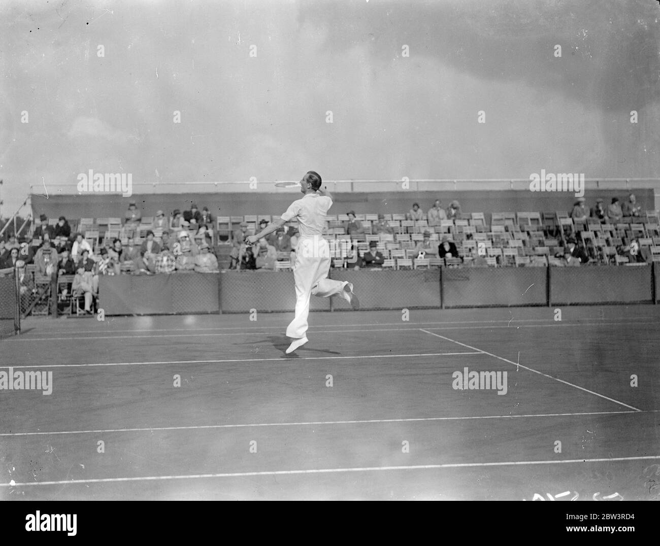 Fred Perry batte Deloford a Bournemouth . Fred Perry batte M Deleford 7 - 5 , 6 - 2 , 6 - 1 nel primo round dei singoli uomini al British Hard Court Championships di Bournemouth . Foto mostra , Fred Perry ' Balanced ' sulla sua punta come fa un ritorno nella sua partita contro M D Delaford . 28 aprile 1936 Foto Stock