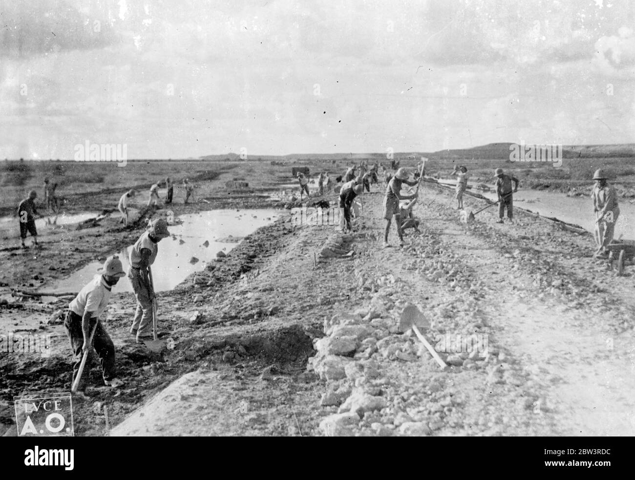 Come italiani si avvicinarono ad Addis Abeba . Costruttori di strada carve autostrada per le truppe . Queste immagini , appena ricevute a Londra , mostrano agli italiani che completano il loro avanzamento ad Addis Abeba , capitale abissiniana . Guidati dallo stesso maresciallo Badoglio , le forze italiane entrarono in città per trovarla nelle mani di assassini e saccheggiatori . Mostre fotografiche , costruttori di strada italiani che lavorano vicino ad Addis Abeba . Le difficoltà dell'avanzamento sono evidenziate dalle grandi pudddle su ciascun lato . 6 maggio 1936 Foto Stock