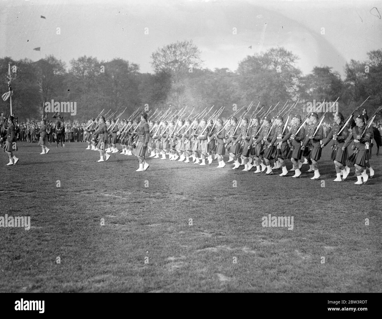 Major - General Comings ispects London Scottish in Hyde Park Major - General Conway Commons comandante della 56a divisione ( Londra ), Esercito Territoriale , ispeziona la London Scottish in Hyde Park Photo Shows : London Scottish Marching . 16 maggio 1936 Foto Stock