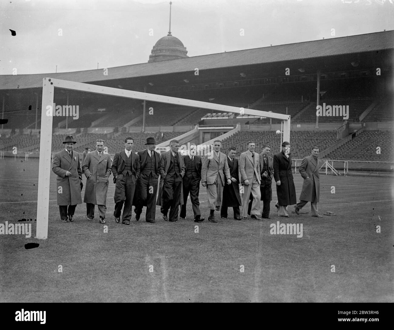 Sheffield United Inspect Cup, passo finale a Wembley . Il team Sheffield United che incontrerà l'Arsenal nella finale della fa Cup di domani ( sabato ) ha ispezionato il campo allo stadio di Wembley . Foto spettacoli , il team che cammina sul campo attraverso i pali . 24 aprile 1936 Foto Stock