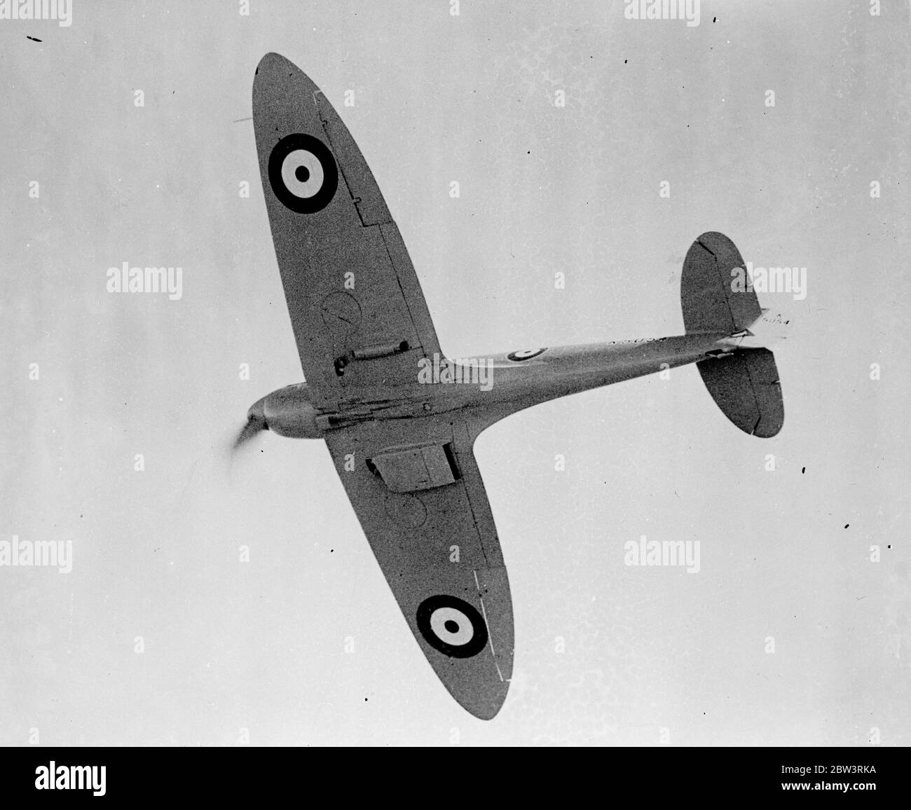 L' aereo militare più veloce del mondo ha dimostrato a Southampton . Nuove macchine per la Royal Air Force . Gli aerei militari piu' veloci del mondo, lo 'Spitfire 1' , un monoplano ad ala bassa interamente in metallo e il Vickers' Wellesley' , un bombardiere a lunga distanza e un aereo generico, sono stati dimostrati presso l' Aerodromo Eastleigh di Southampton. Costruite per la Royal Air Force dalla Supermarine Aviation Works ( Vickers ) Limited , entrambe le macchine sono dotate di carri retrattili . Spitfire 1 , combattente giorno e notte , è dotato di alette ad alette . Entrambe le macchine devono essere visualizzate per la prima Foto Stock
