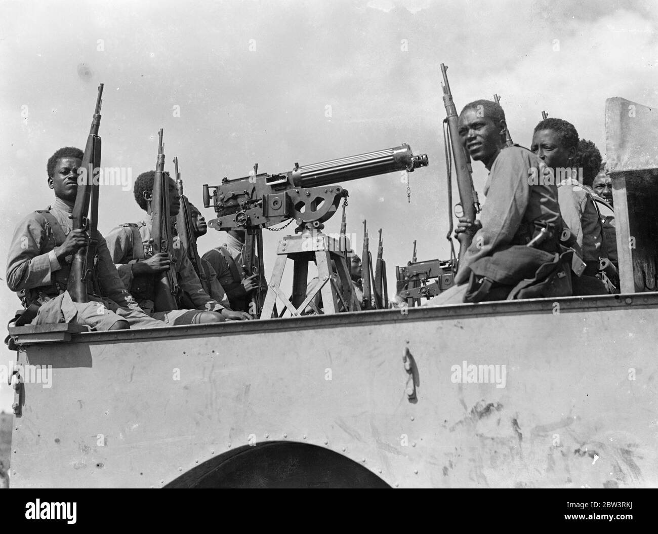 La Difesa del Massiccio Ogaden - immagini esclusive del fronte meridionale queste fotografie , appena ricevute a Londra dall'aereo , sono state scattate all'estremità meridionale dell'altopiano di Ogaden nella regione che circonda il fiume Fafen . Il fotografo, H . V . Drees di Londra , che riuscì a penetrare più a sud di qualsiasi altro giornale , ha fotografato le truppe abissiniane che agivano come scout tra le forze di Ras Nasibu , a sinistra , e Ras Desta a destra . [RAS Desta Dattew ( ca. 1892 - 24 febbraio 1937) nobile etiope, comandante dell'esercito, genero dell'imperatore Haile Selassie i, Nasibu Foto Stock