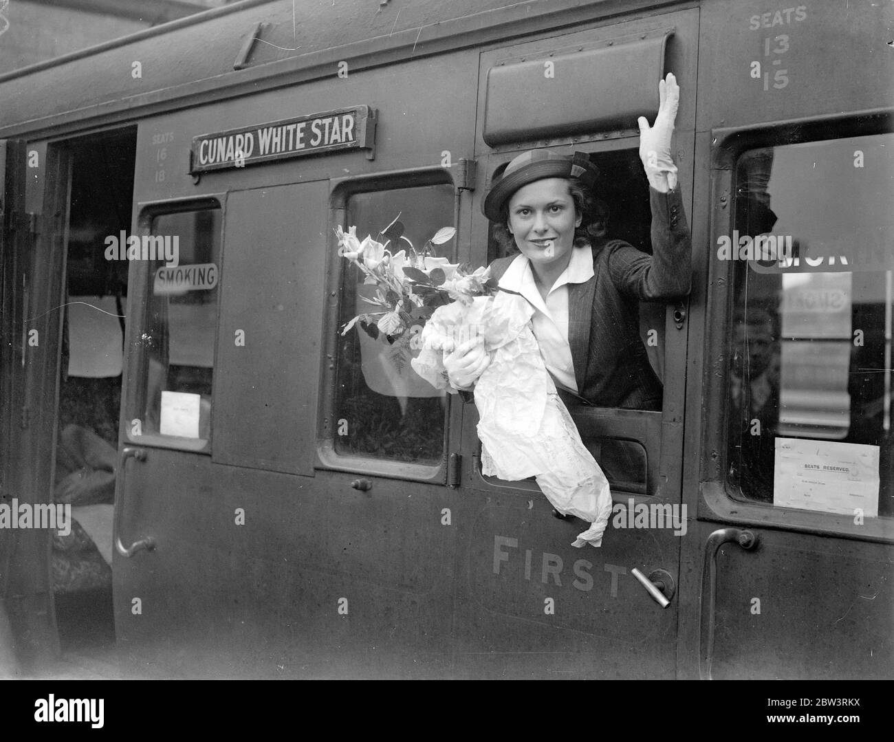 London girl Hollywood si è limitata a 18 . Contratto di cinque anni dopo' lavoro di folla' Jocelyn Birse , di 18 anni che poco tempo fa stava facendo lavoro di folla in una Guinea al giorno in studio britannico. 18 luglio 1935 . Foto Stock