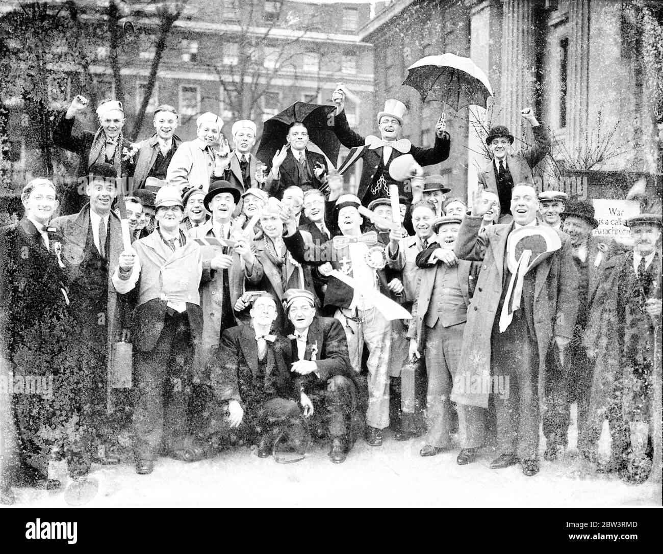 I sostenitori della Sheffield Cup Tie vanno gay a Londra . Londra ha ricevuto un tocco di 'nord' dalle migliaia di tifosi della Sheffield United Cup Final che sono arrivati per la grande partita di oggi . Spettacoli fotografici , Happy Cup tifosi finali da Sheffield in Euston Road . 25 aprile 1936 Foto Stock