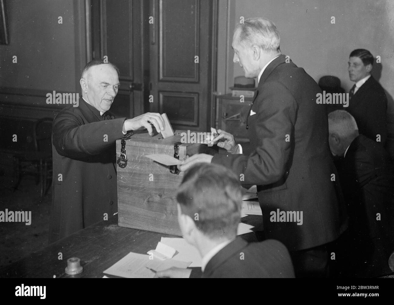 Il signor Montagu Norman alla mostra d'arte della Bank of England . Il sig. Montagu Norman, governatore della Banca d'Inghilterra, ha esaminato le esposizioni in occasione della seconda mostra annuale di opere di membri della Bank of England Arts Society, che ha aperto presso la Drapers Hall di Thregmorton Street. Mostre fotografiche , MR Montagu Norman che esamina le mostre . 25 aprile 1936 Foto Stock