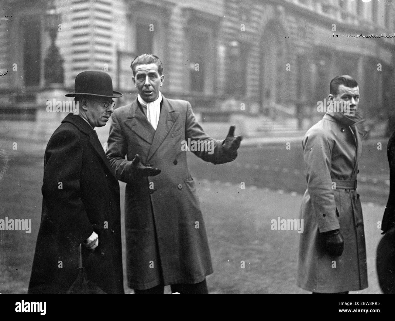 L'automobile si schianta nell'obelisco - parecchi feriti . H Craske, il conducente, (a destra) sul luogo dell'incidente a Waterloo Place. 1 gennaio 1936 Foto Stock