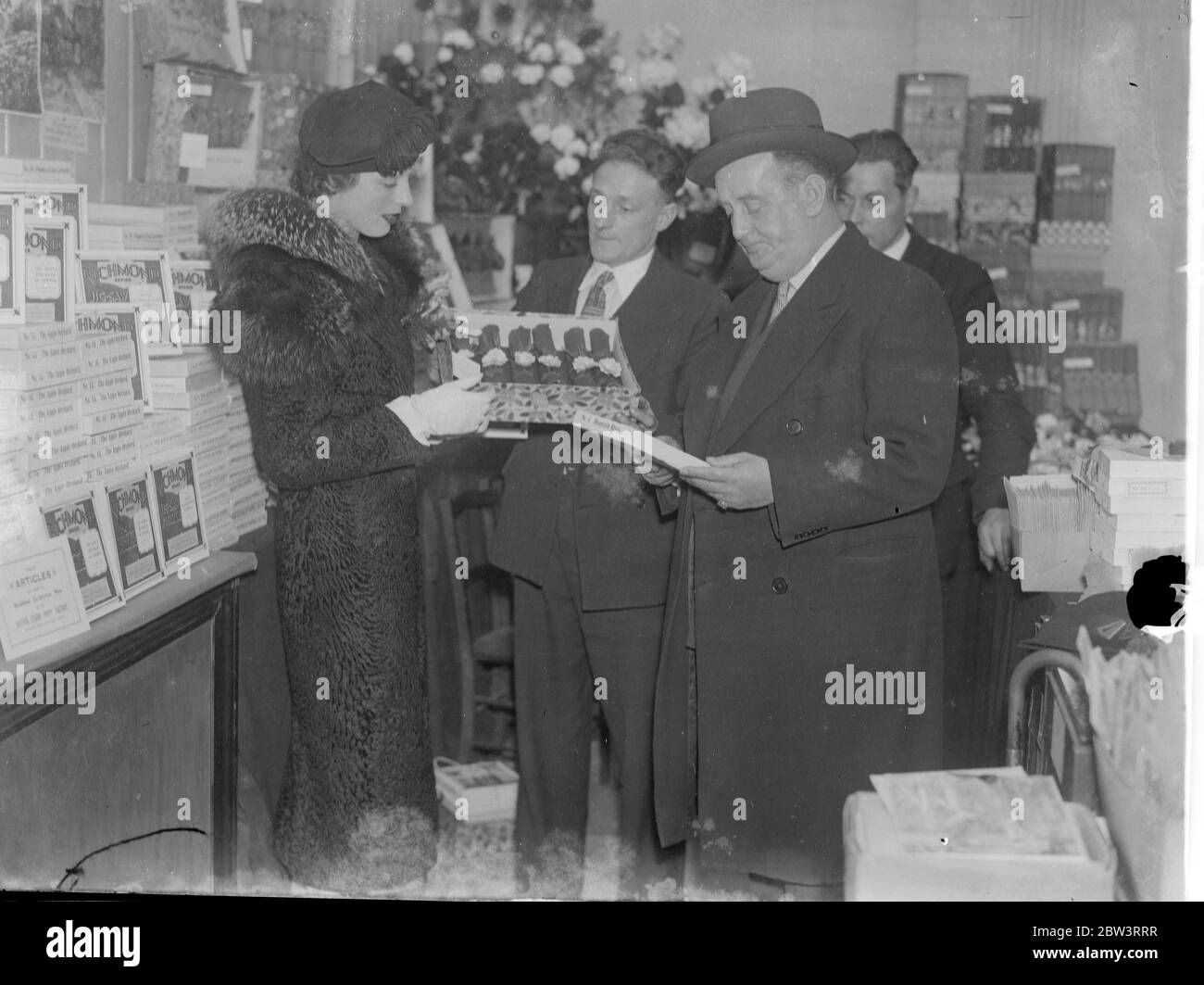 Sydney Howard e Adele Dikon alla mostra War Disabled ex Servicemen . Sydney Howard e Adele Dixon , che sono apparsi in 'Anything Goes' , hanno visitato la mostra degli Exservicemen disabili di guerra presso l' Imperial Institute Kensingtoon . Spettacoli fotografici , Sydney Howard e Adele Dixon che esaminano cracker di Natale . 16 novembre 1935 Foto Stock